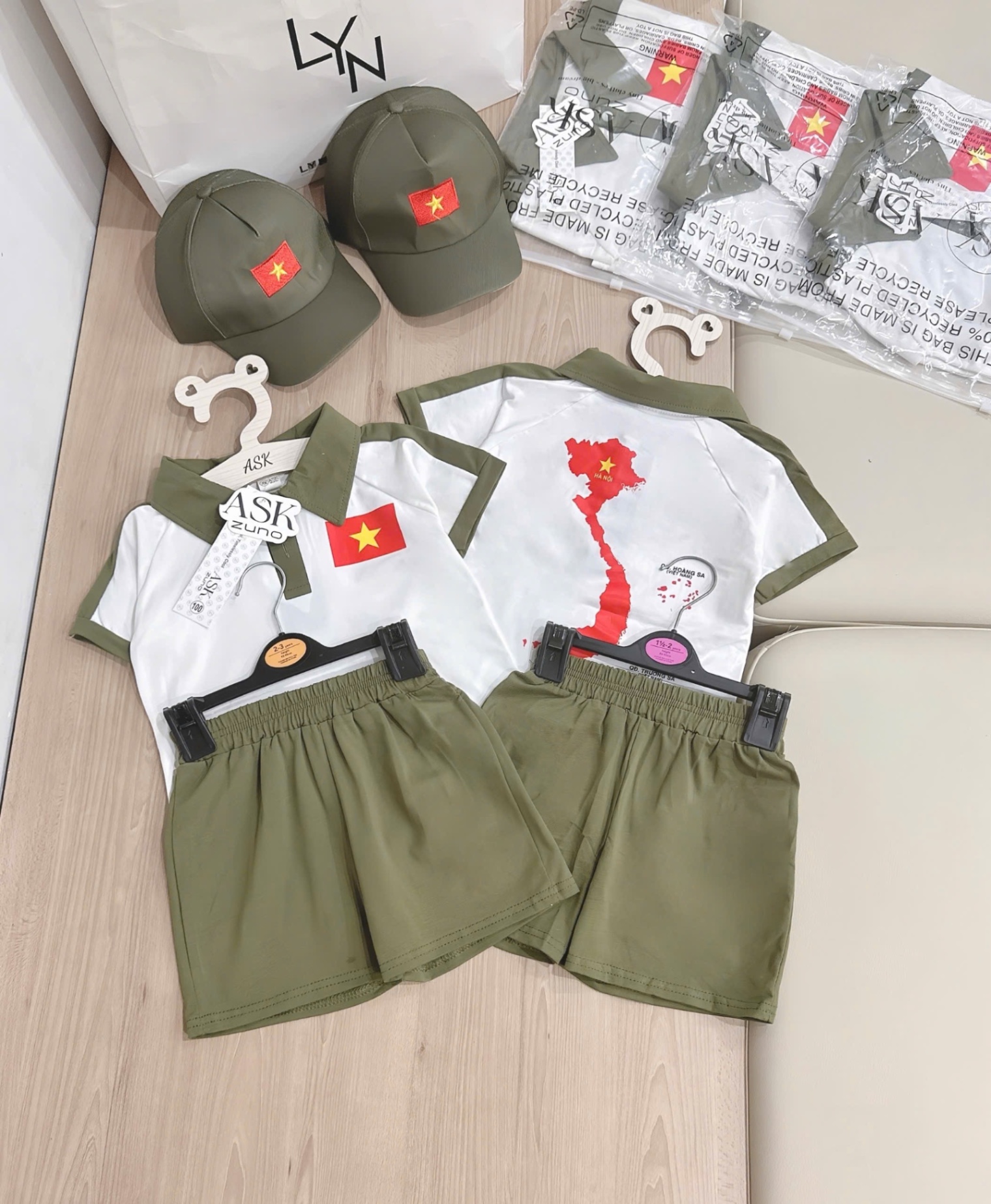 T775 - BỘ ĐÙI BÉ TRAI ÁO POLO TRẮNG PHỐI RÊU BẢN ĐỒ KÈM MŨ