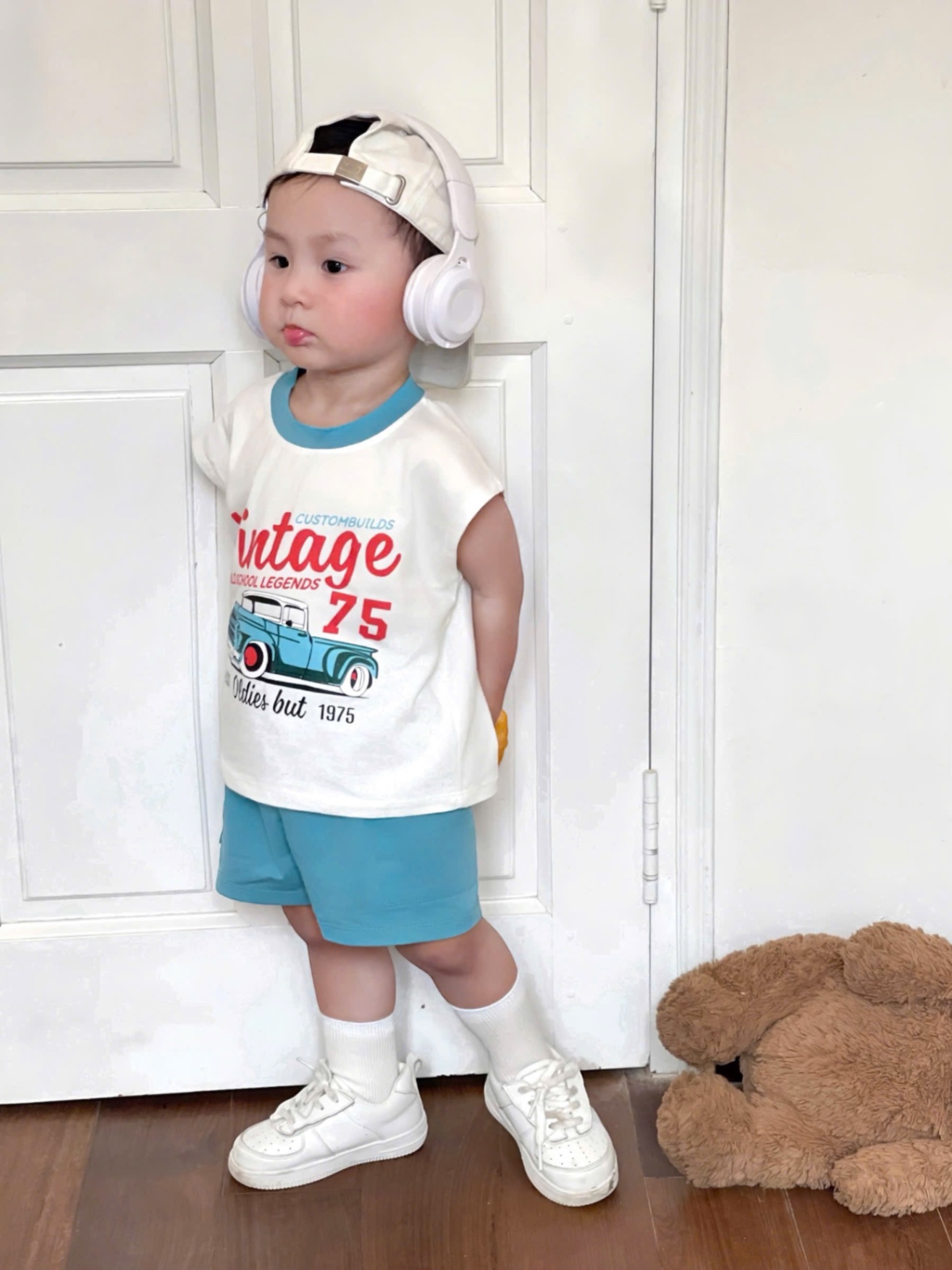 T765 - BỘ ĐÙI BÉ TRAI ÁO BA LỖ TRẮNG Vintage 75 QUẦN XANH