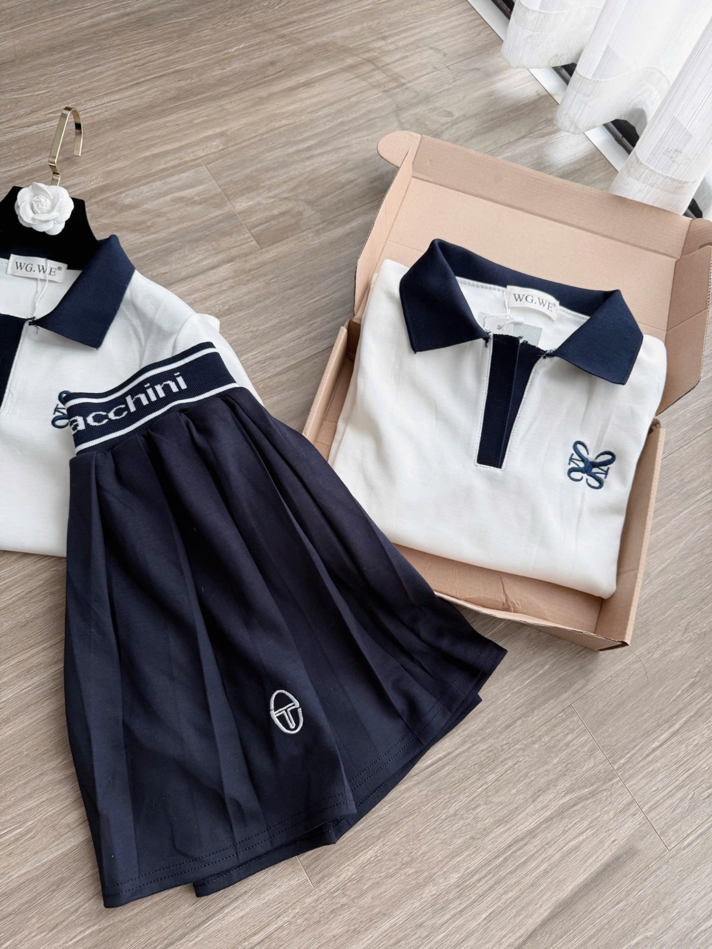 S109 - SET ÁO POLO TRẮNG CỔ THAN THÊU CVAY XẾP LI