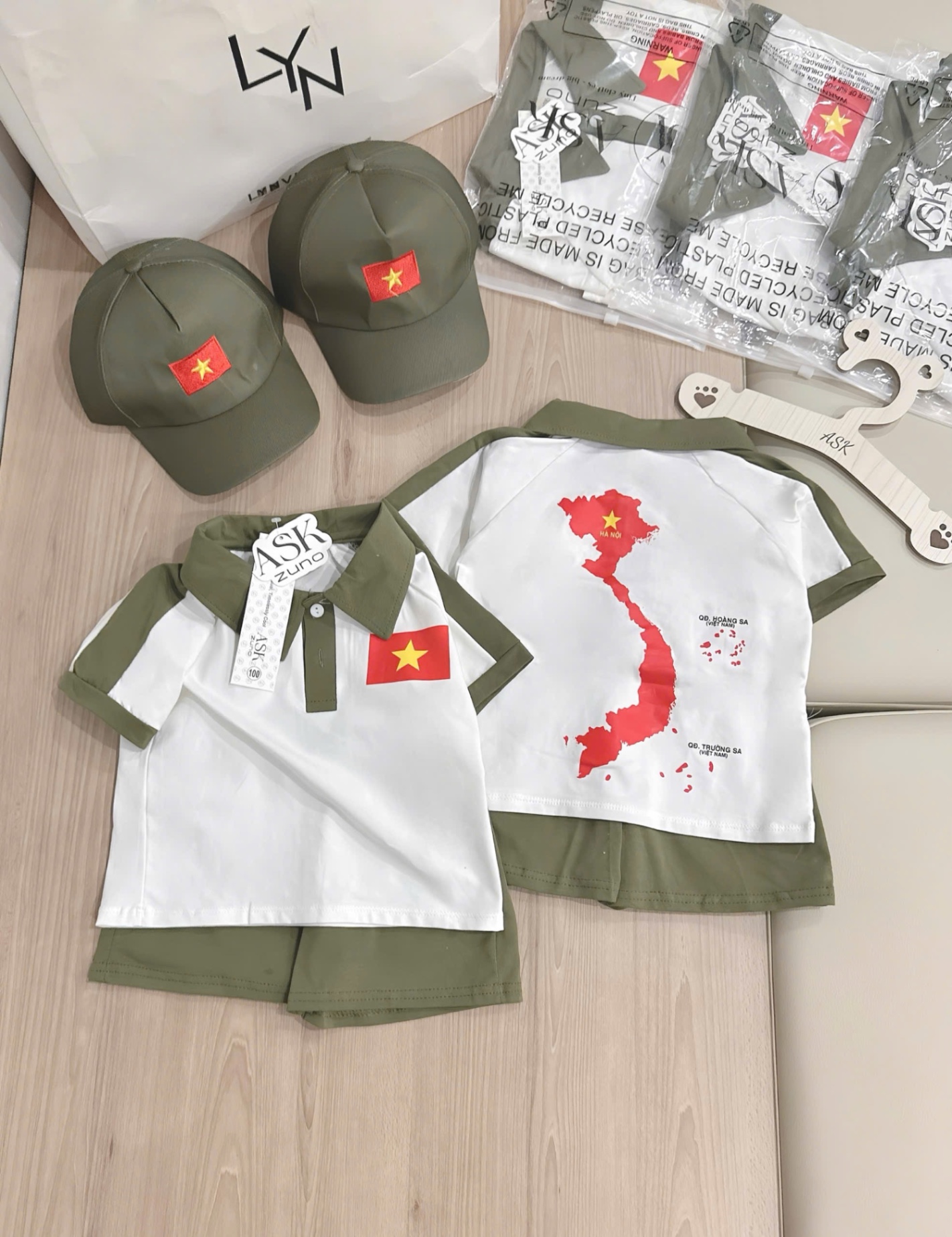 T775 - BỘ ĐÙI BÉ TRAI ÁO POLO TRẮNG PHỐI RÊU BẢN ĐỒ KÈM MŨ
