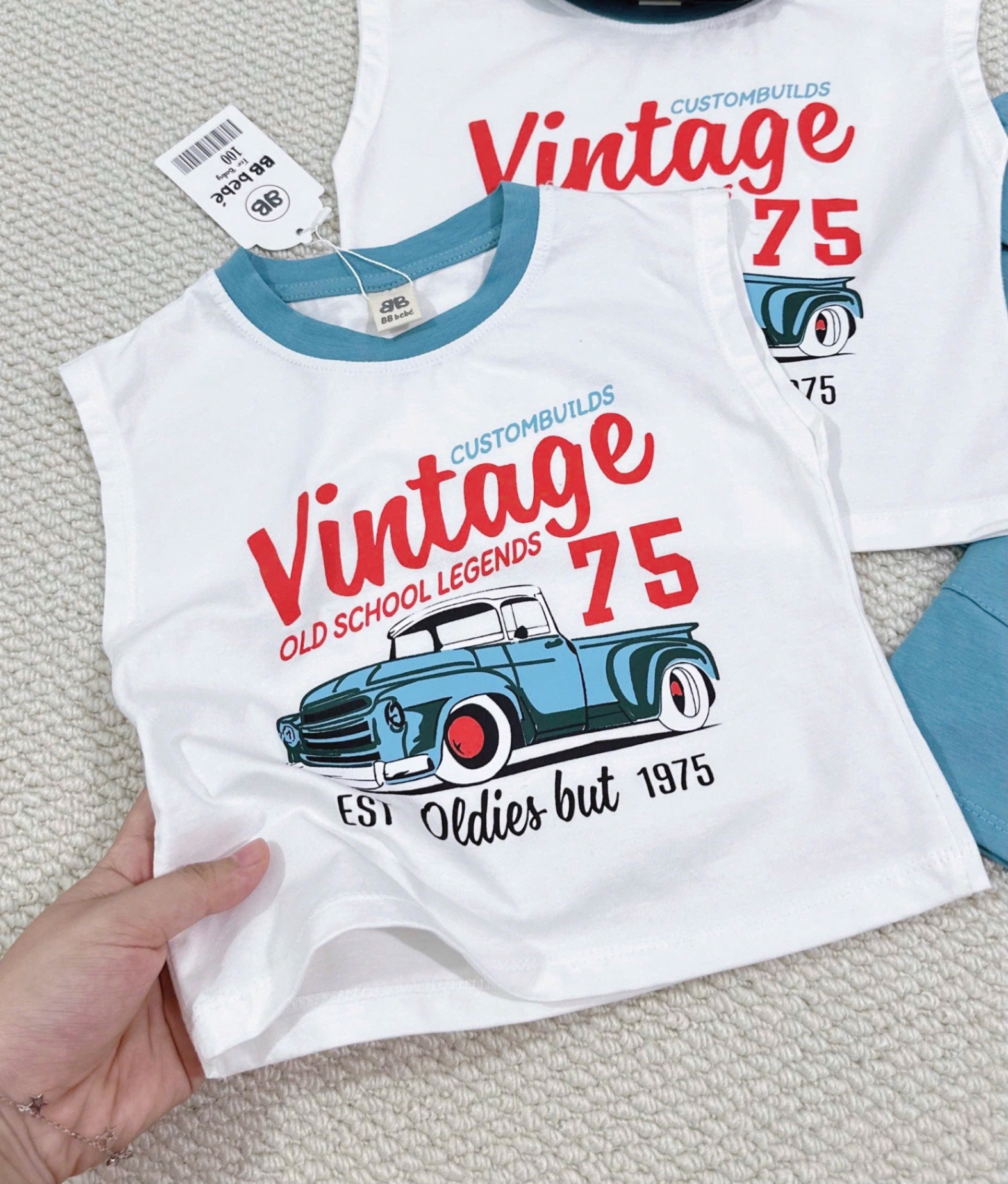 T765 - BỘ ĐÙI BÉ TRAI ÁO BA LỖ TRẮNG Vintage 75 QUẦN XANH