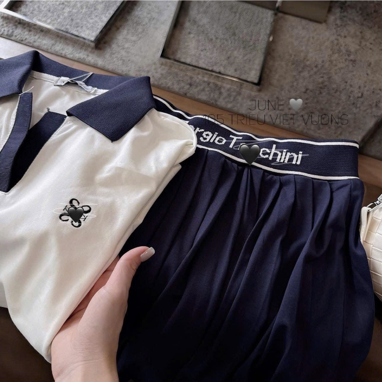 S109 - SET ÁO POLO TRẮNG CỔ THAN THÊU CVAY XẾP LI