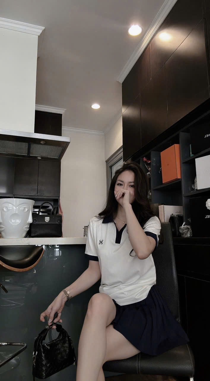 S109 - SET ÁO POLO TRẮNG CỔ THAN THÊU CVAY XẾP LI