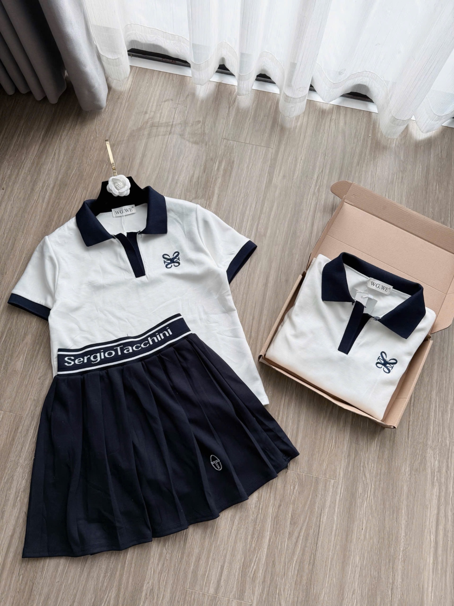 S109 - SET ÁO POLO TRẮNG CỔ THAN THÊU CVAY XẾP LI