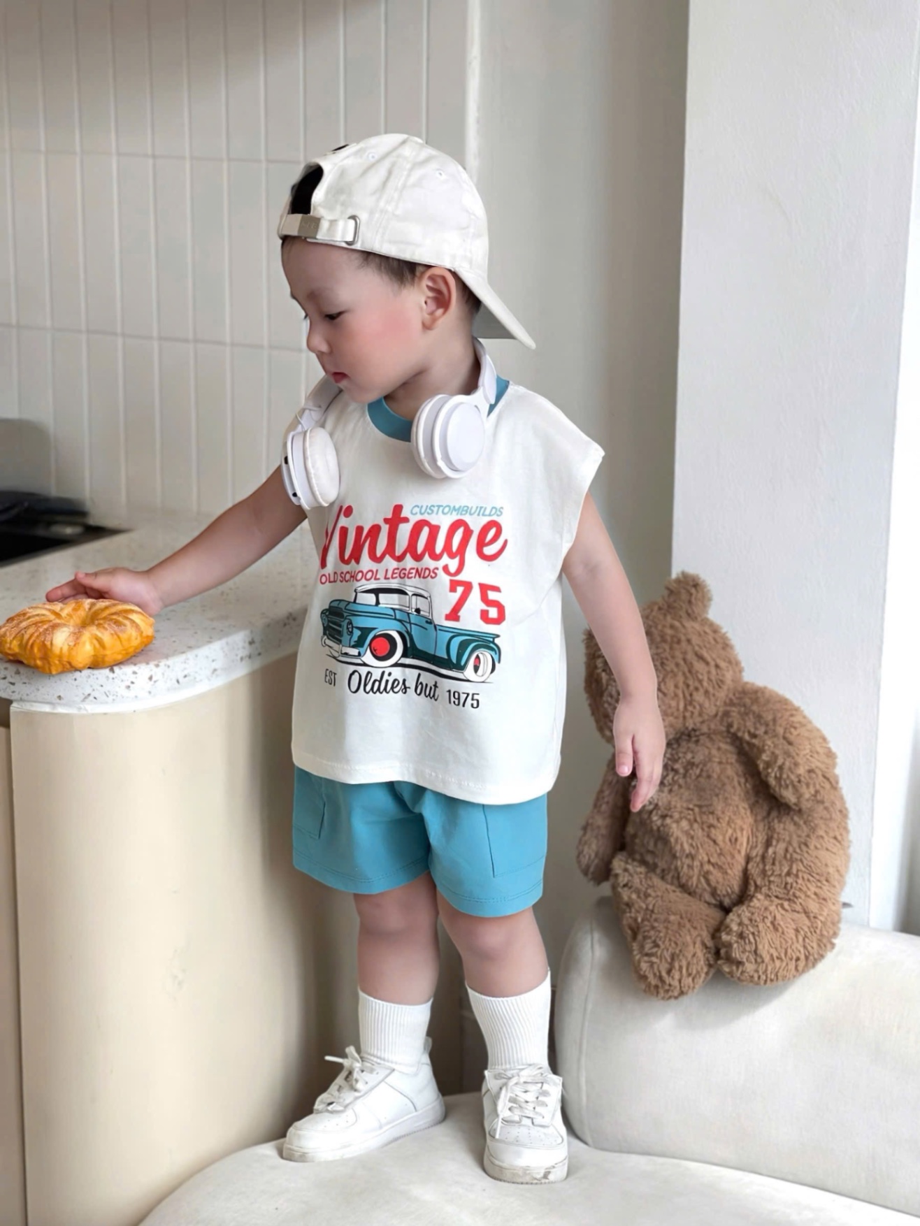 T765 - BỘ ĐÙI BÉ TRAI ÁO BA LỖ TRẮNG Vintage 75 QUẦN XANH