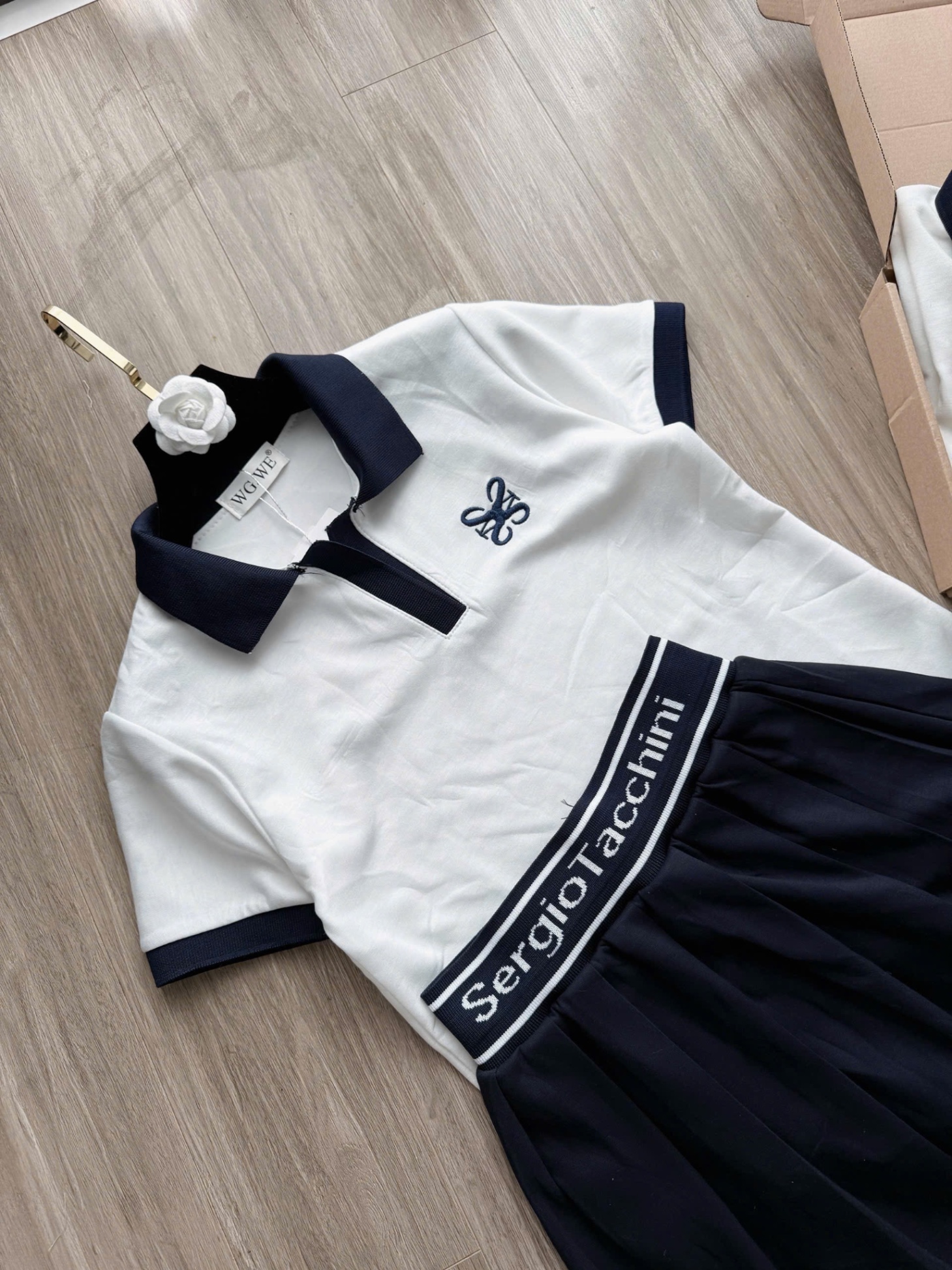 S109 - SET ÁO POLO TRẮNG CỔ THAN THÊU CVAY XẾP LI
