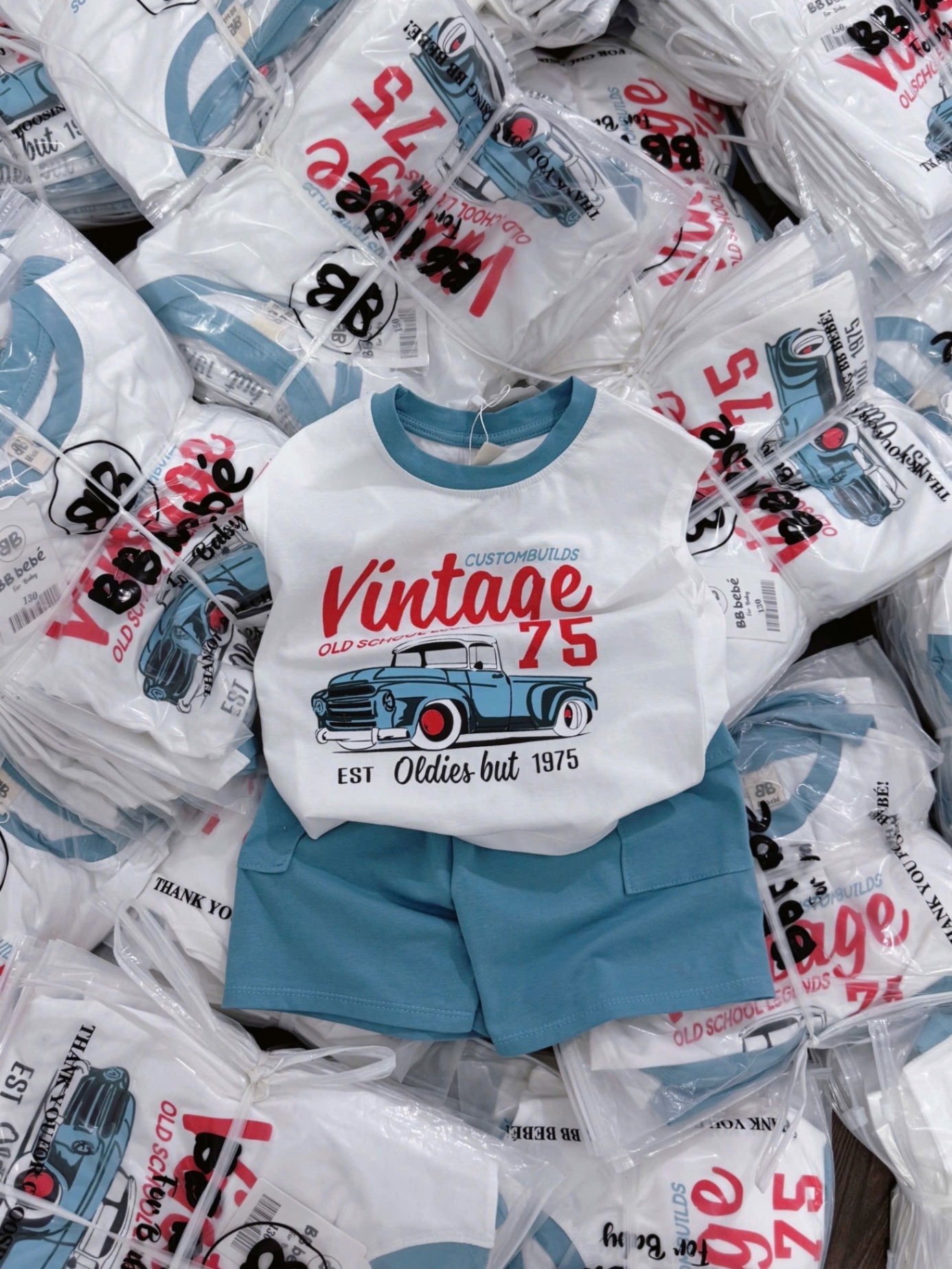 T765 - BỘ ĐÙI BÉ TRAI ÁO BA LỖ TRẮNG Vintage 75 QUẦN XANH