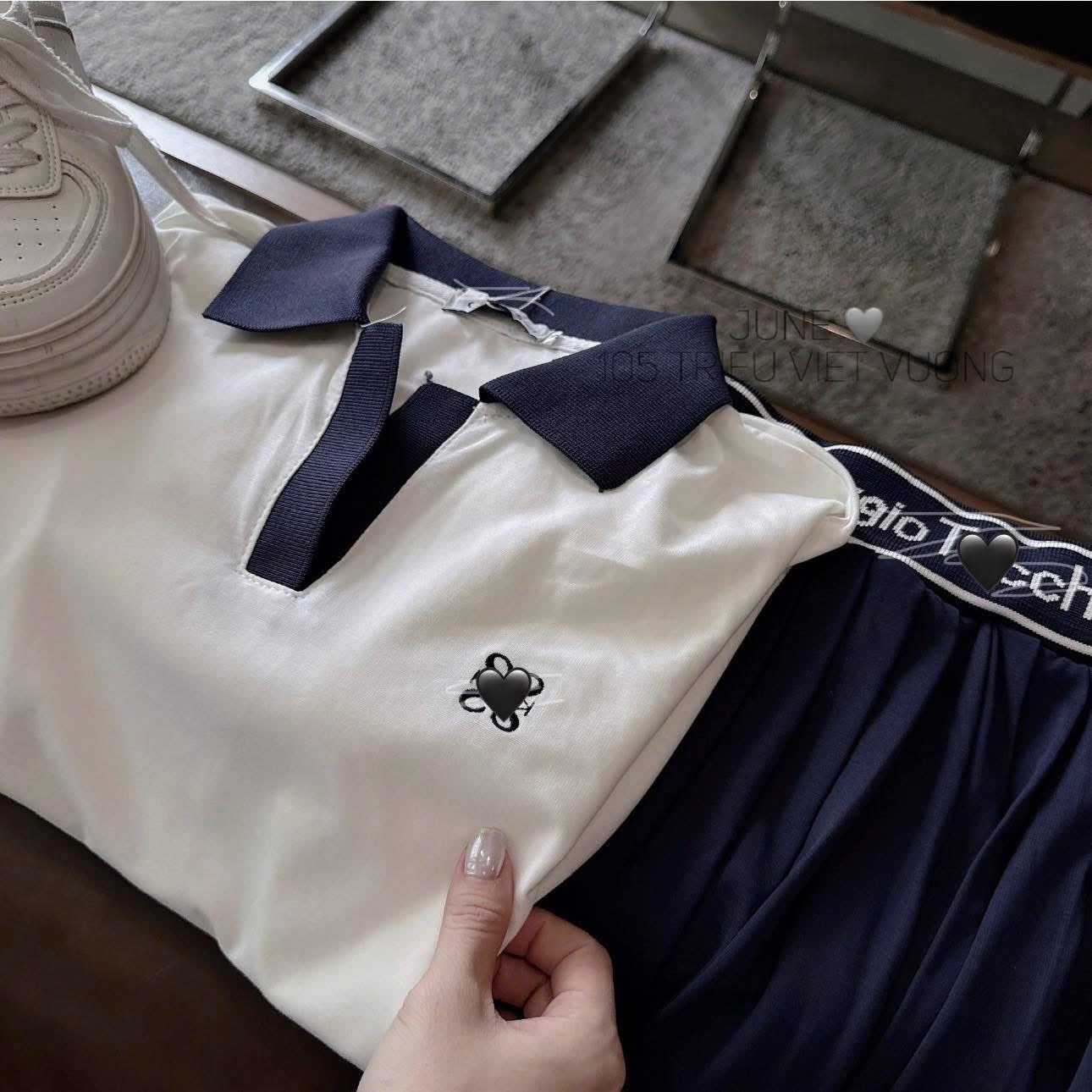 S109 - SET ÁO POLO TRẮNG CỔ THAN THÊU CVAY XẾP LI