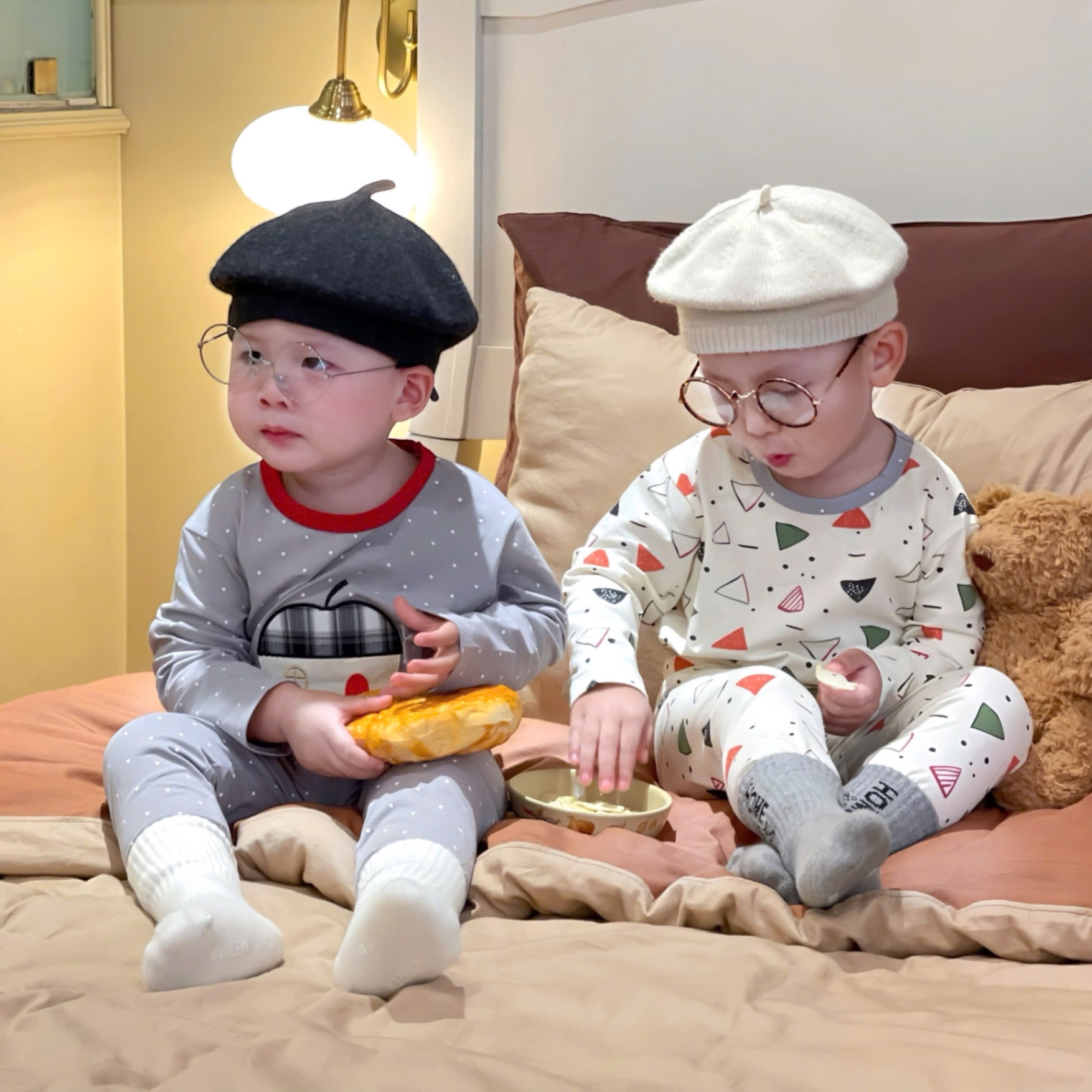 T844 - SET 2 BỘ BÉ TRAI DÀI TAY CHẤM BI TAM GIÁC MÀU
