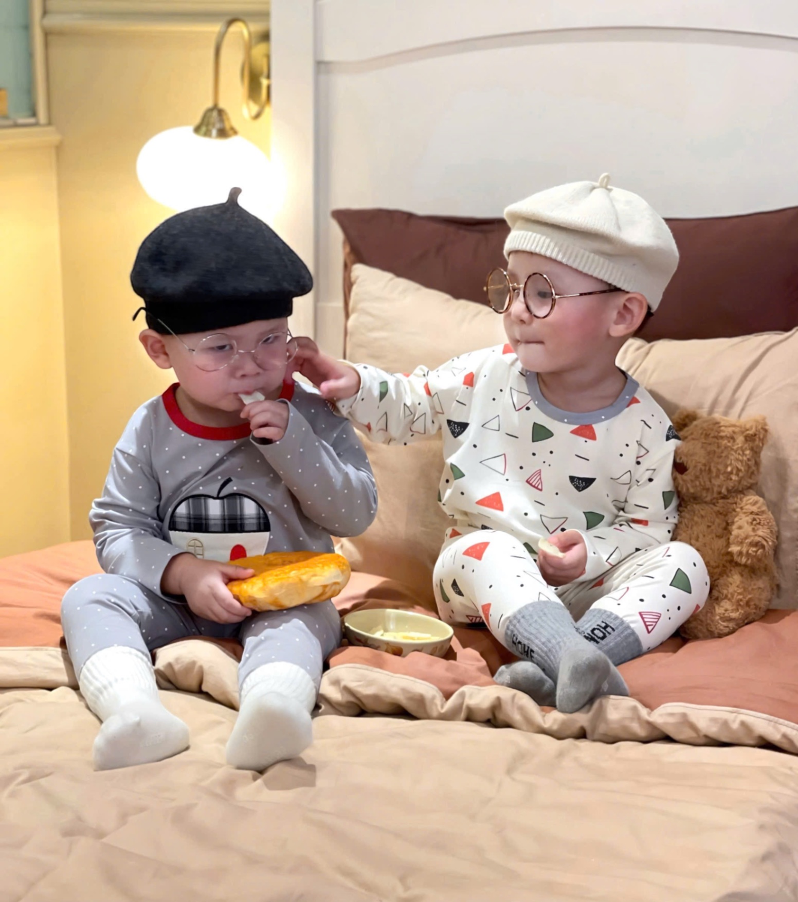 T844 - SET 2 BỘ BÉ TRAI DÀI TAY CHẤM BI TAM GIÁC MÀU