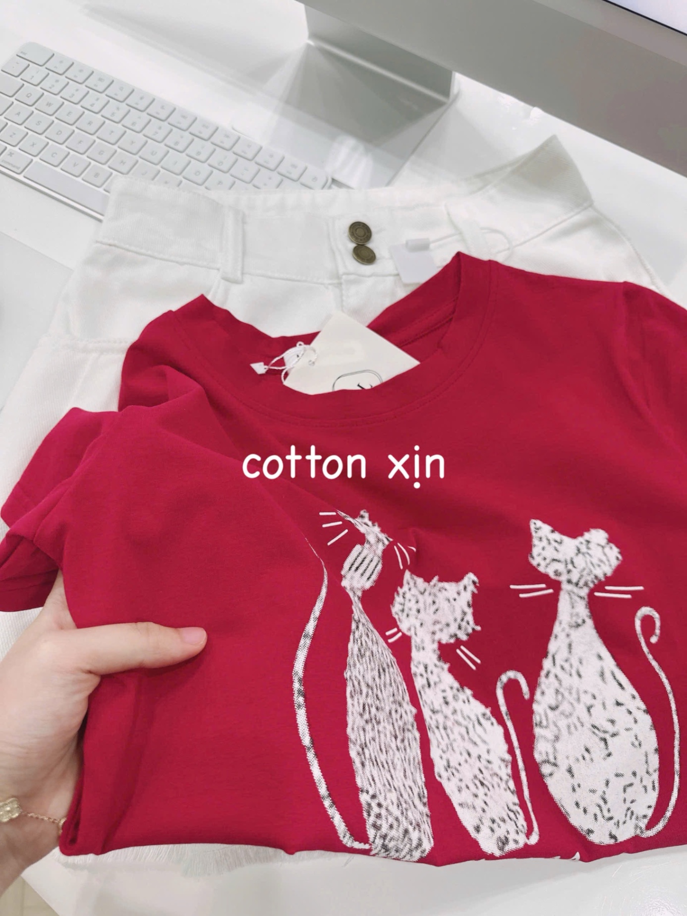 S140 - SET NỮ ÁO CỘC ĐỎ MÈO CVAY BÒ TRẮNG XẾP LI