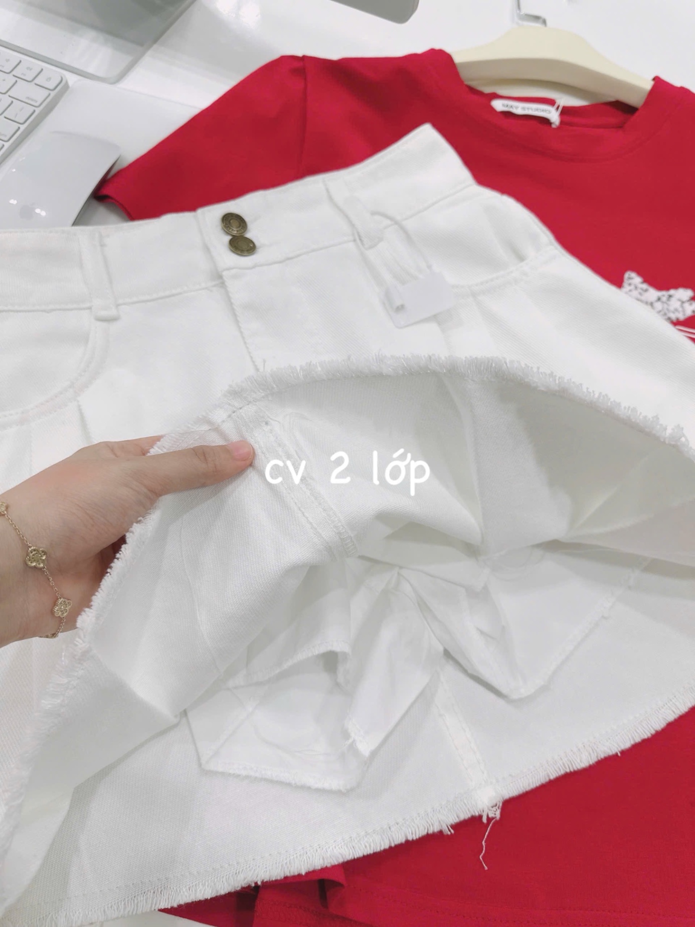 S140 - SET NỮ ÁO CỘC ĐỎ MÈO CVAY BÒ TRẮNG XẾP LI