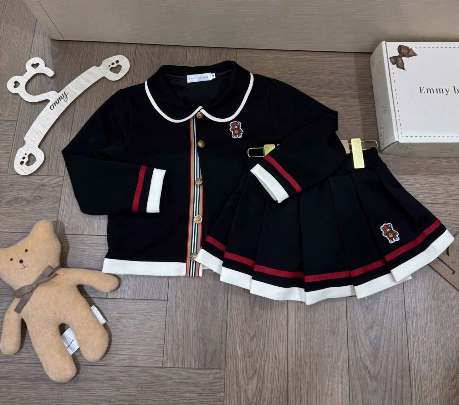 G707 - SET BÉ CARDIGAN ĐEN PHỐI TRẮNG THÊU GẤU