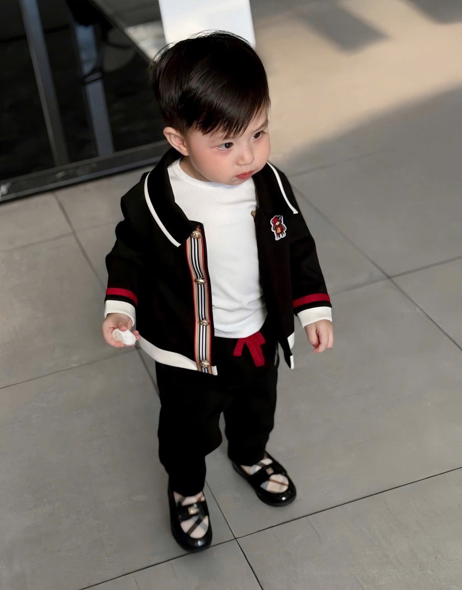 G707 - SET BÉ CARDIGAN ĐEN PHỐI TRẮNG THÊU GẤU