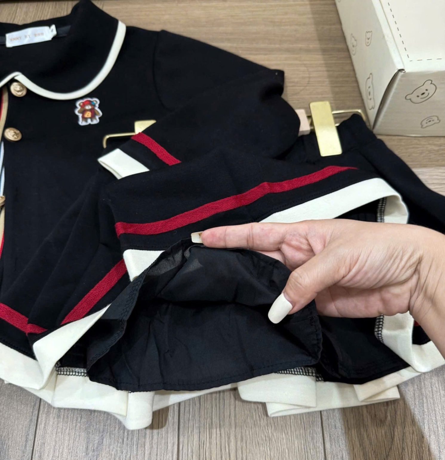 G707 - SET BÉ CARDIGAN ĐEN PHỐI TRẮNG THÊU GẤU