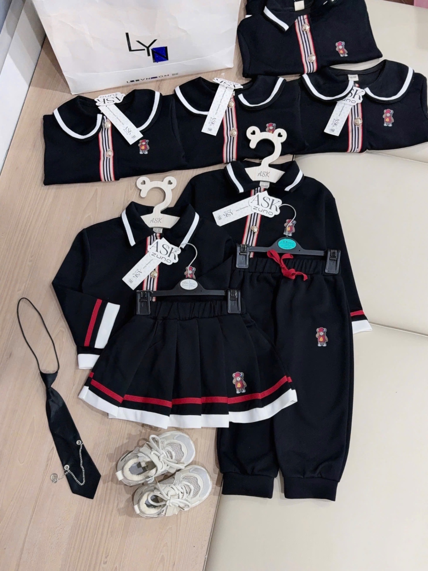 G707 - SET BÉ CARDIGAN ĐEN PHỐI TRẮNG THÊU GẤU