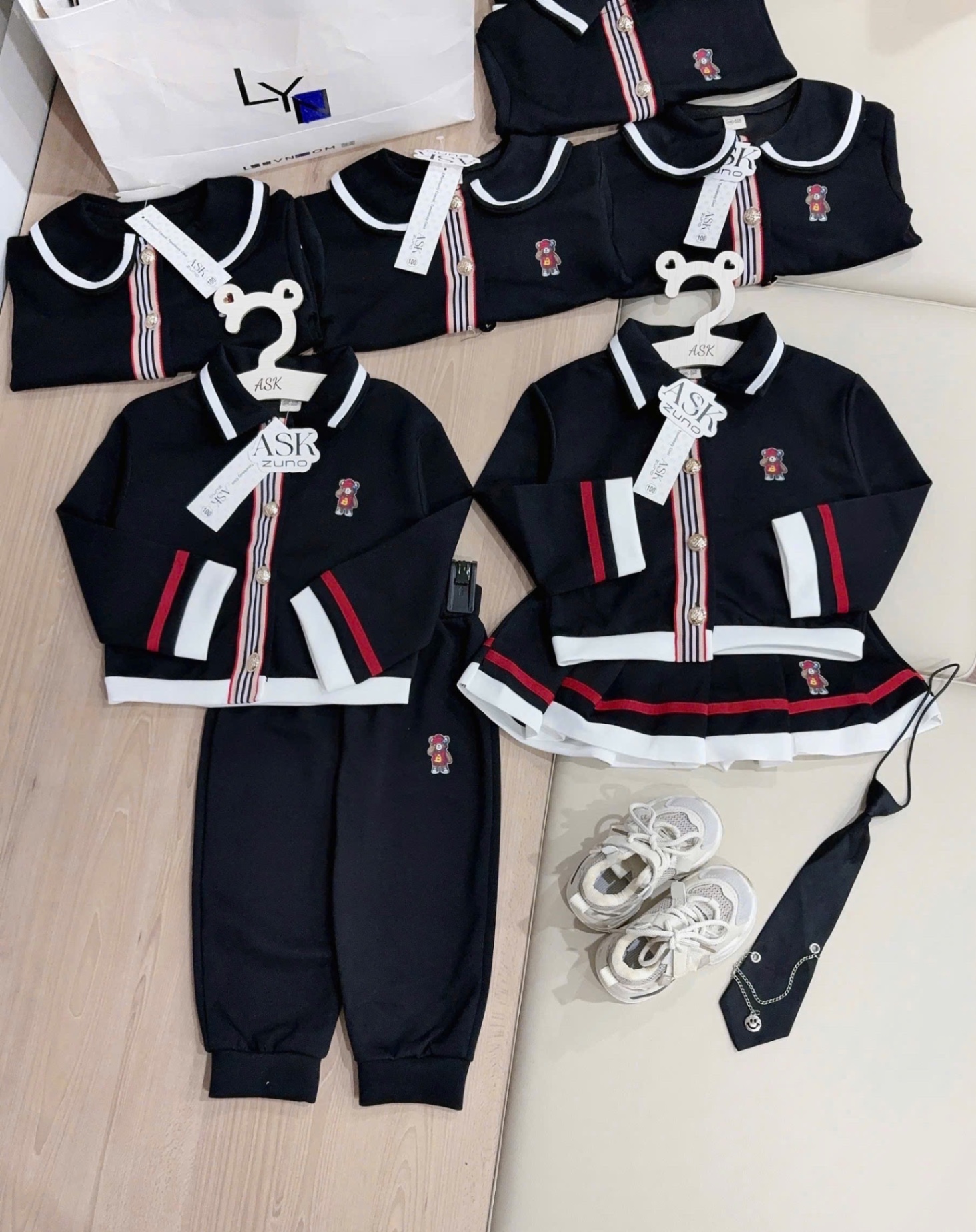 G707 - SET BÉ CARDIGAN ĐEN PHỐI TRẮNG THÊU GẤU