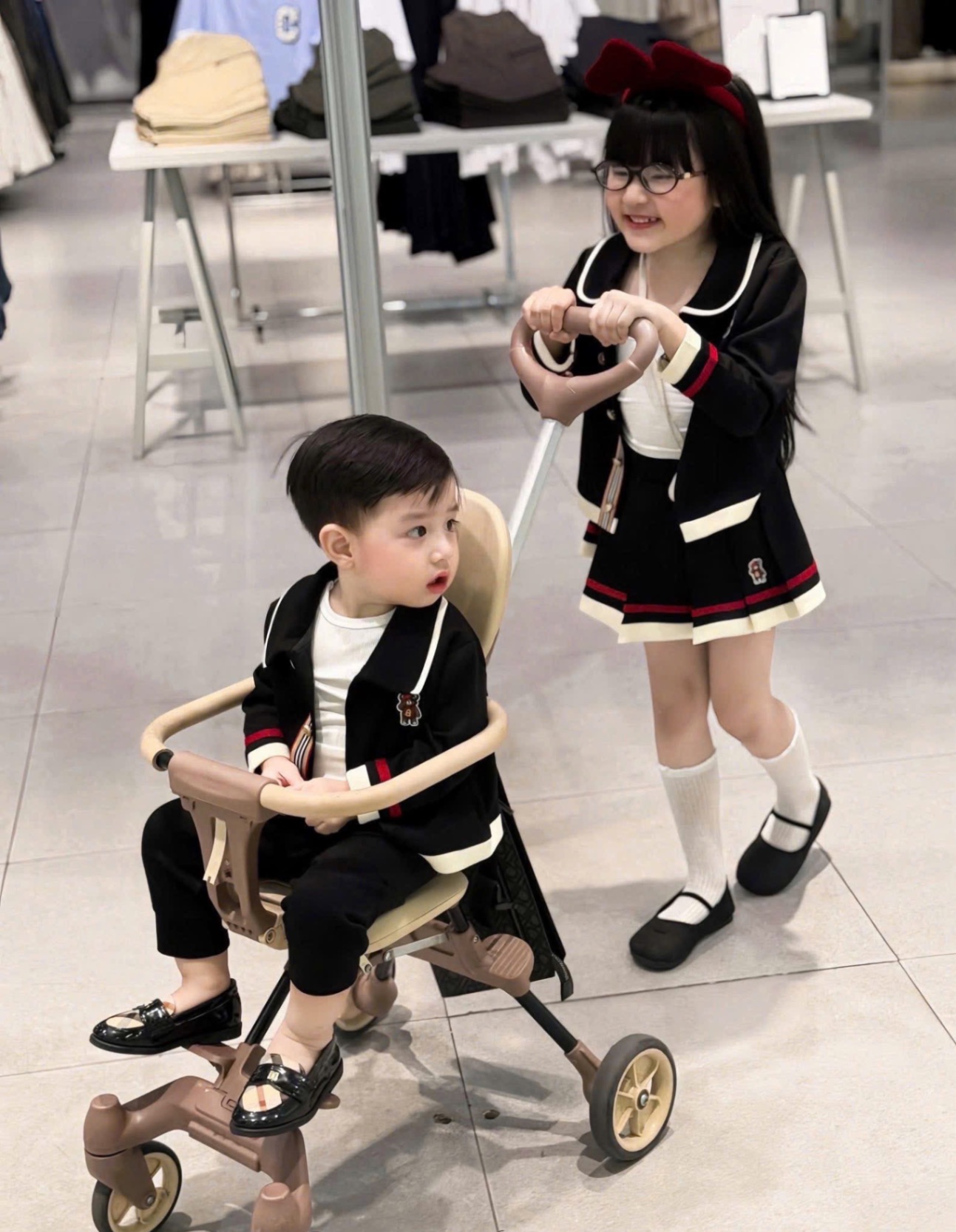 G707 - SET BÉ CARDIGAN ĐEN PHỐI TRẮNG THÊU GẤU