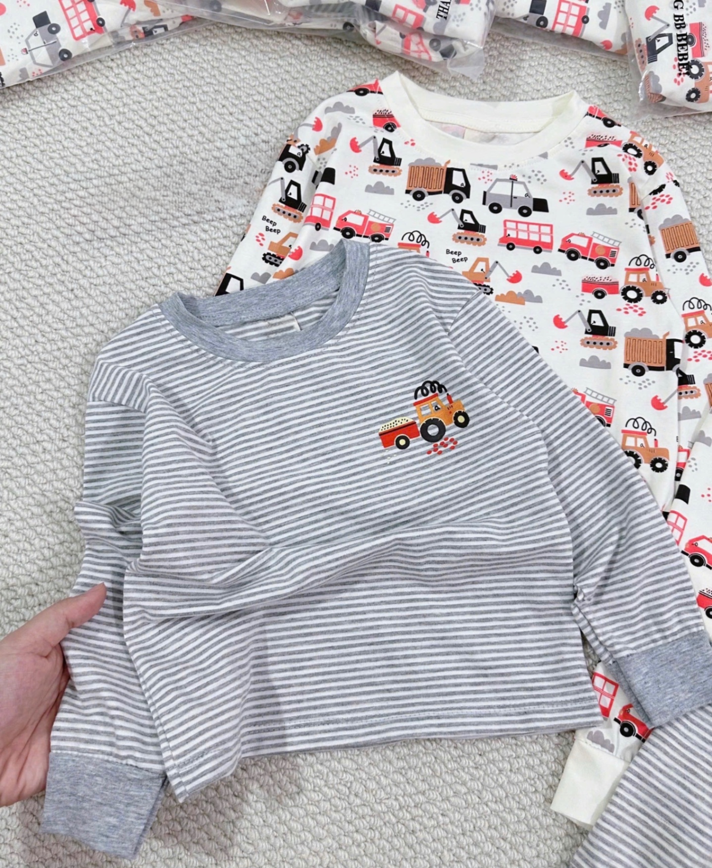 T856 - SET 2 BỘ BÉ TRAI DÀI TAY OTO kẻ trắng