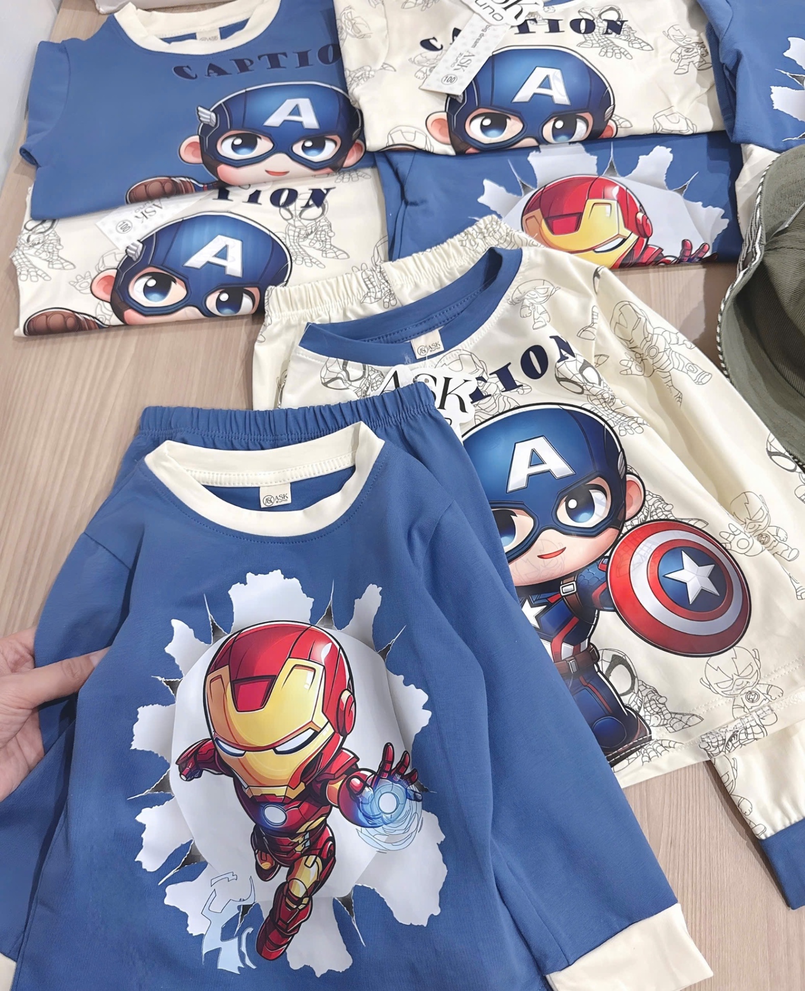 T878 - SET 2 BỘ BÉ TRAI DÀI TAY IRON MAN CAPTION A