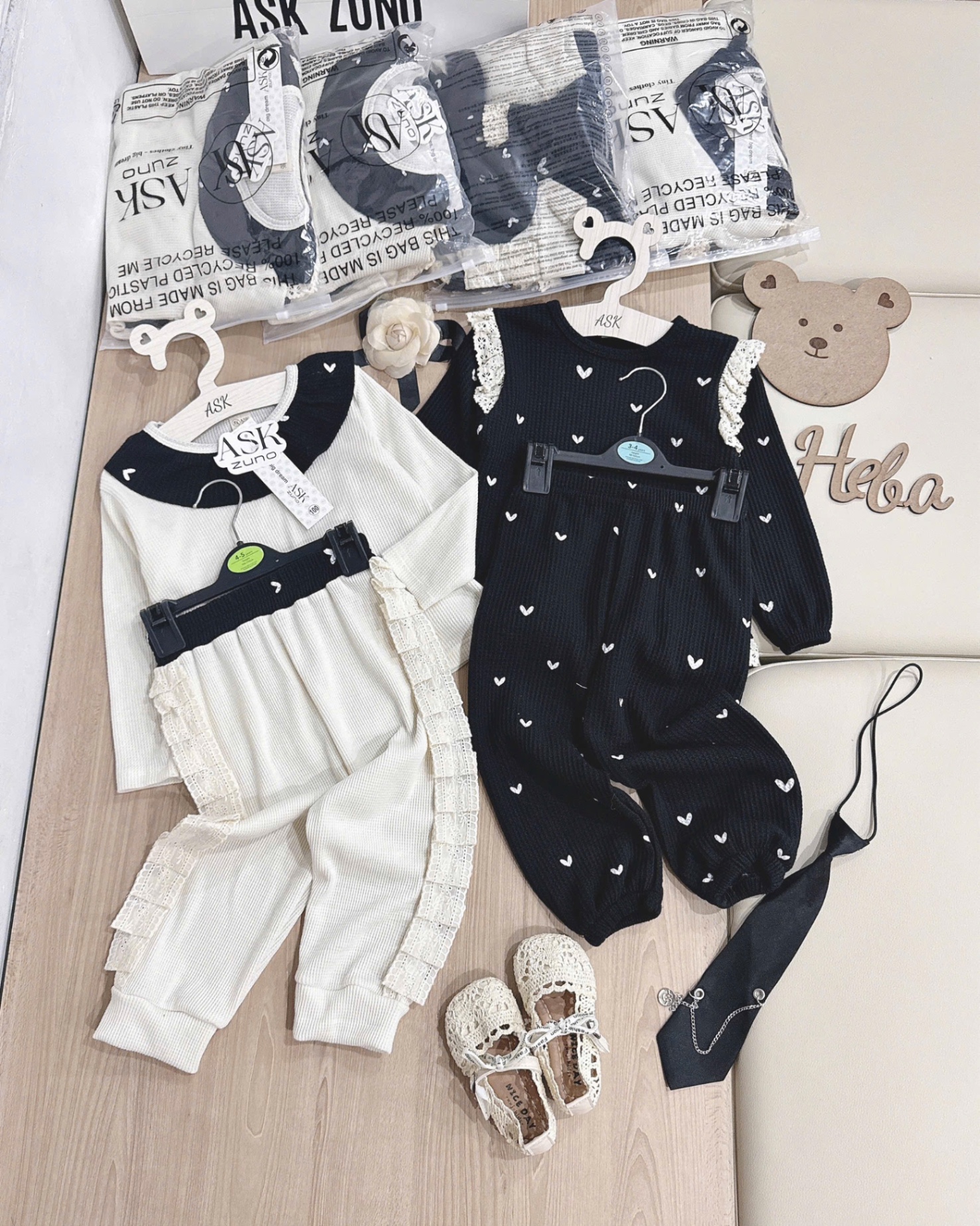 G723 - SET 2 BỘ BÉ GÁI DÀI TAY TỔ ONG TIM PHỐI ĐEN TRẮNG