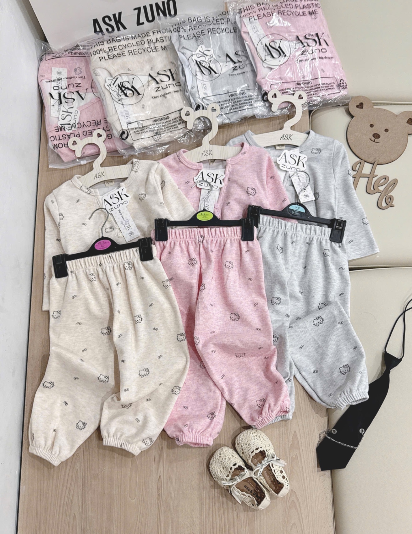 G726 - BỘ BÉ GÁI TĂM THỎ KITTY CỔ V PHỐI TRẮNG