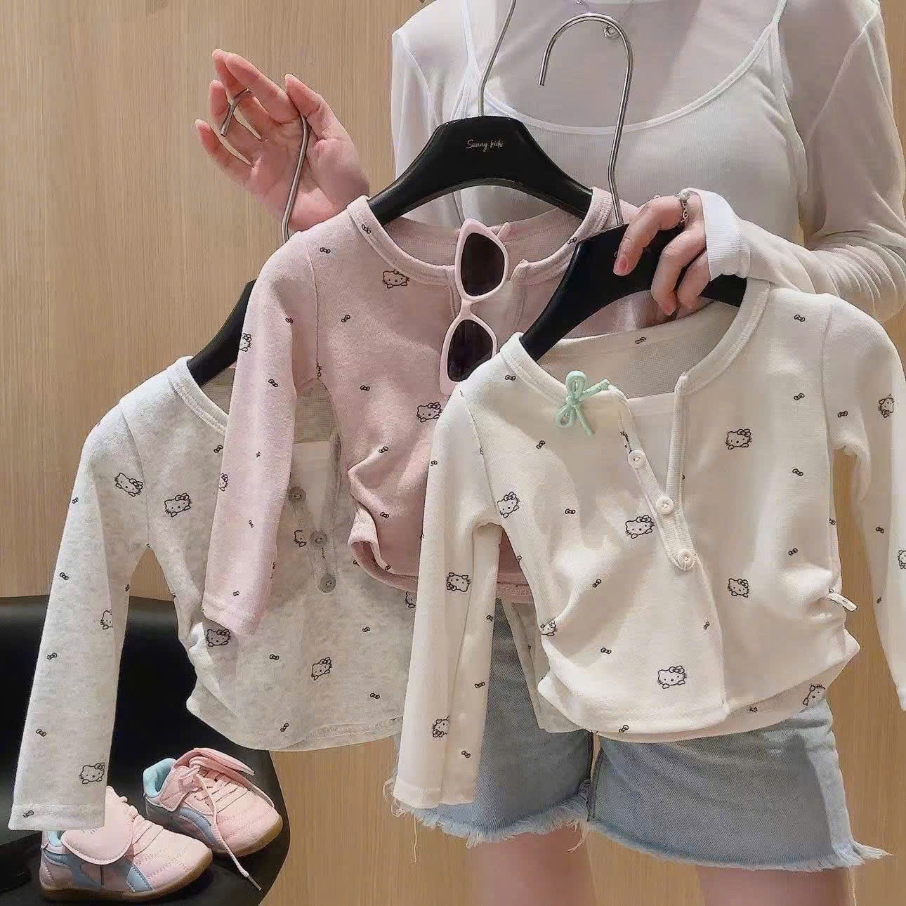 G726 - BỘ BÉ GÁI TĂM THỎ KITTY CỔ V PHỐI TRẮNG