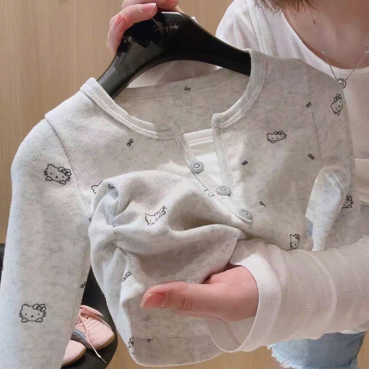 G726 - BỘ BÉ GÁI TĂM THỎ KITTY CỔ V PHỐI TRẮNG