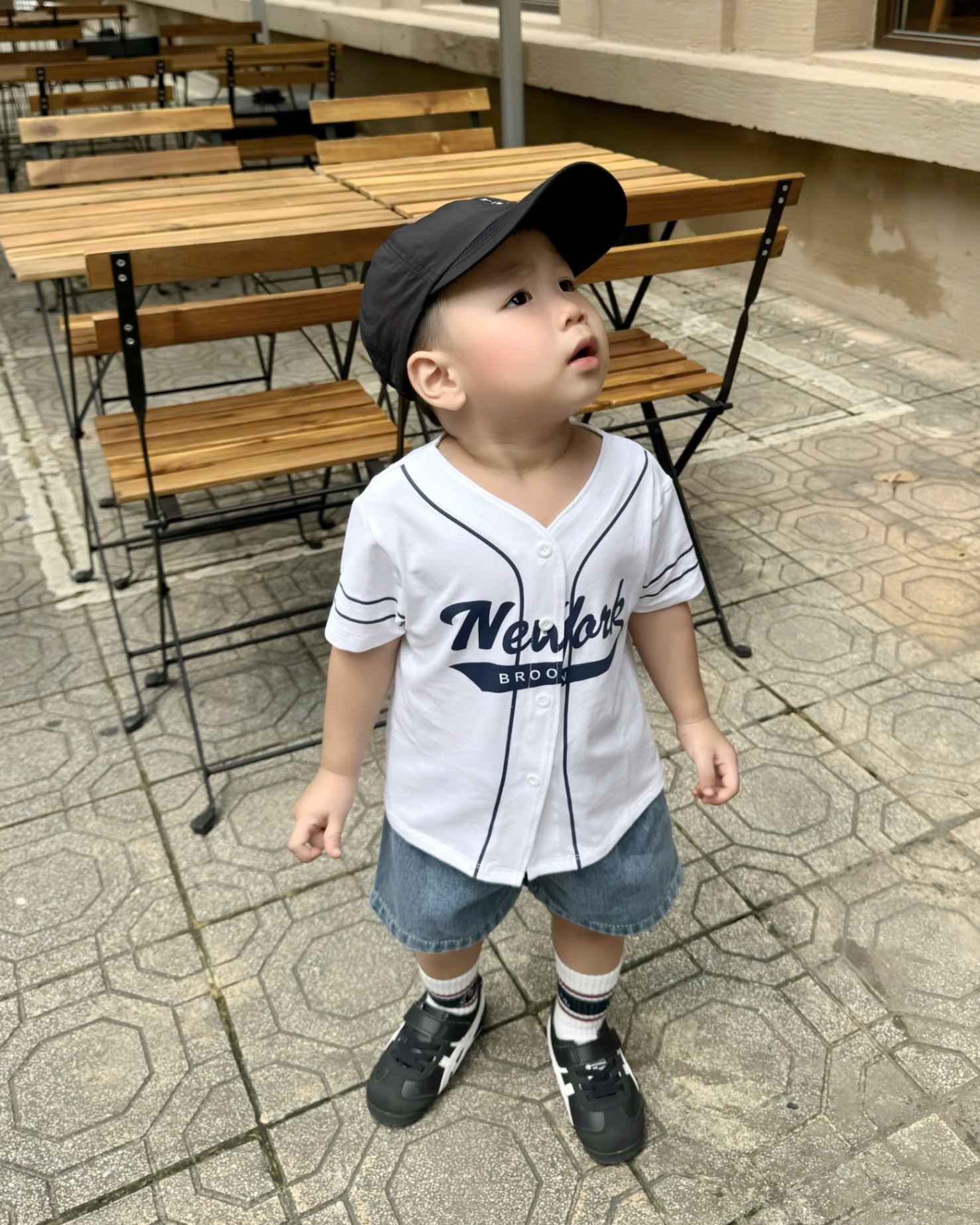 T889 - BỘ ĐÙI BÉ TRAI ÁO TRẮNG CÀI CÚC NEWYORK QUẦN BÒ