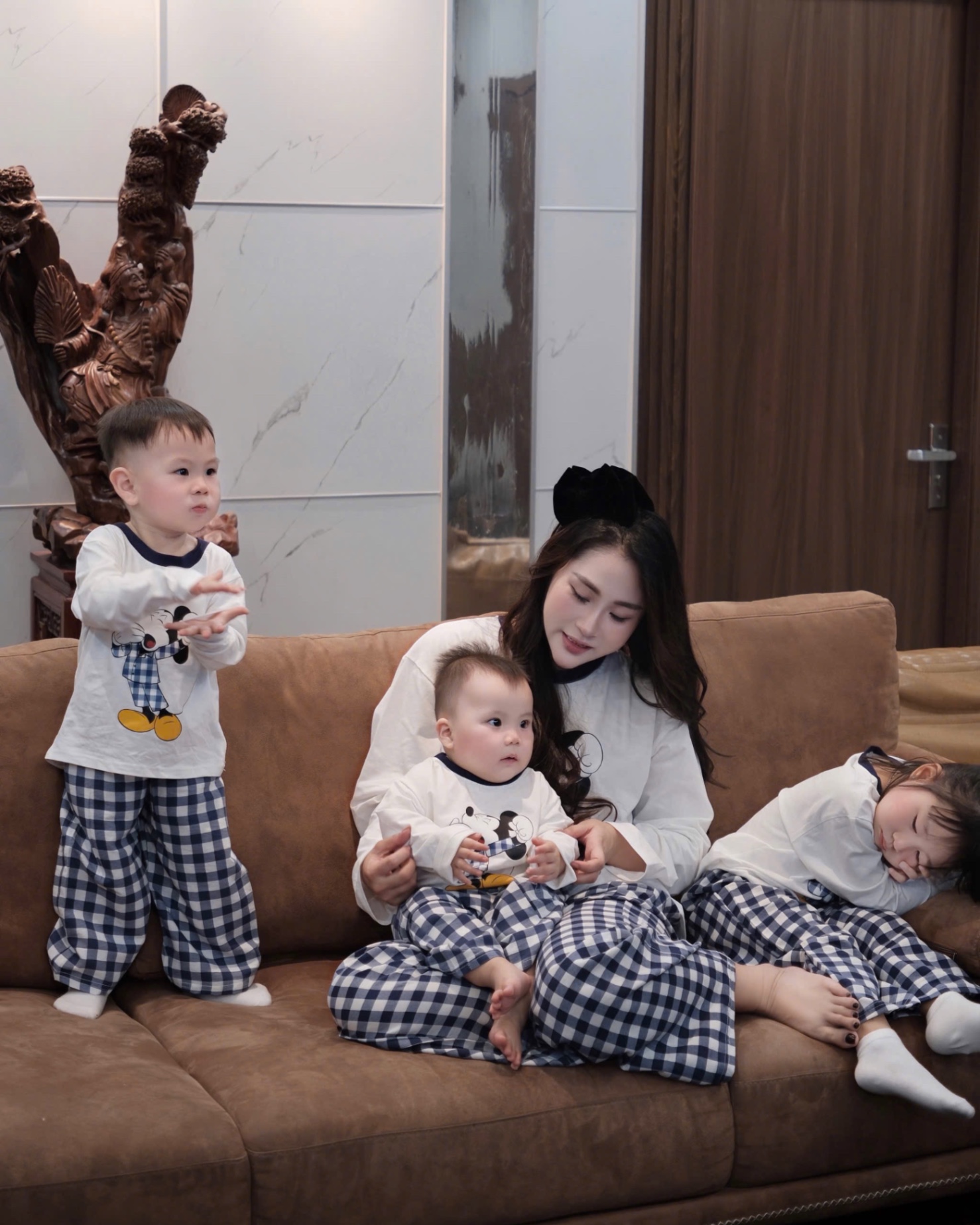 G734 - BỘ ĐÔI MẸ BÉ ÁO TRẮNG MICKEY QUẦN KẺ SUÔNG XANH