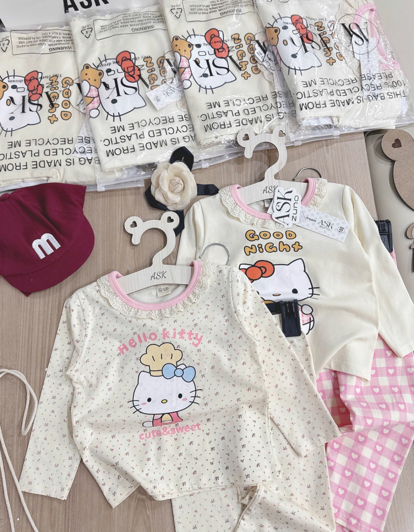 G731 - SET 2 BỘ BÉ GÁI DÀI TAY MÀU BE KITTY HOA CỔ REN