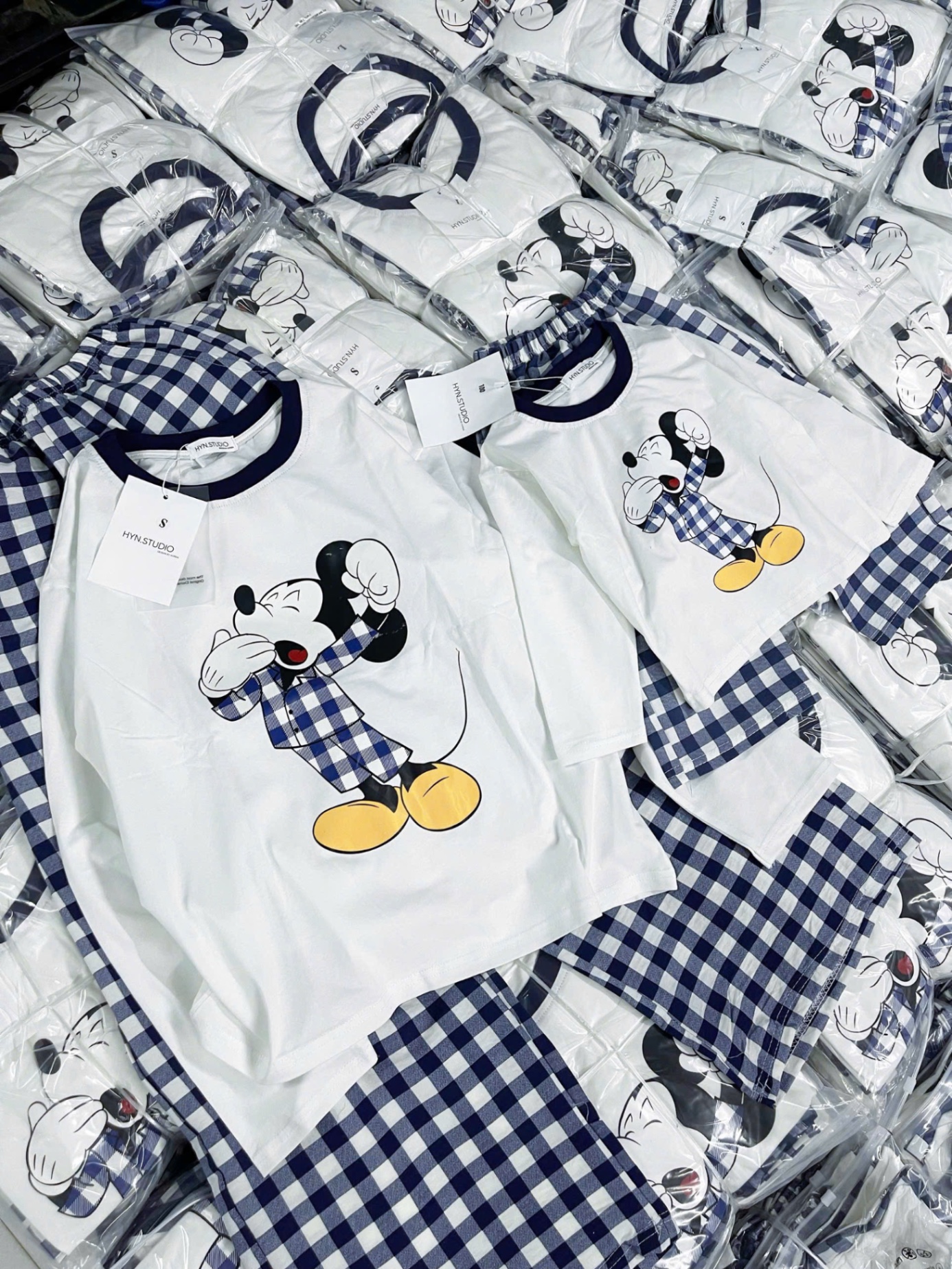 G734 - BỘ ĐÔI MẸ BÉ ÁO TRẮNG MICKEY QUẦN KẺ SUÔNG XANH
