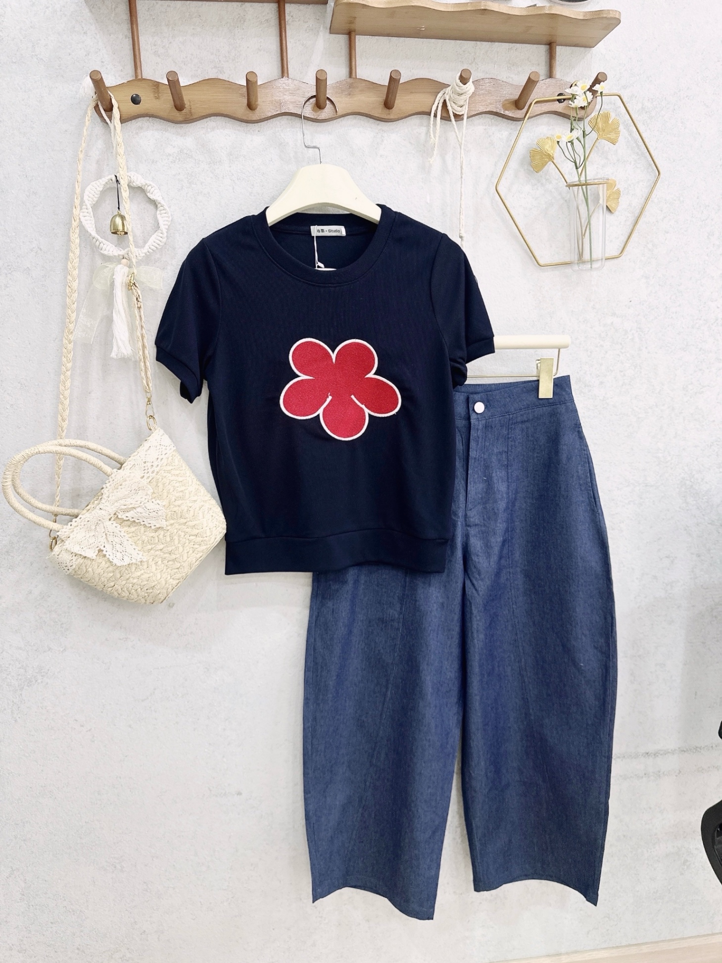 S156 - SET ÁO LEN ĐEN THÊU HOA ĐỎ QUẦN BAGGY BÒ