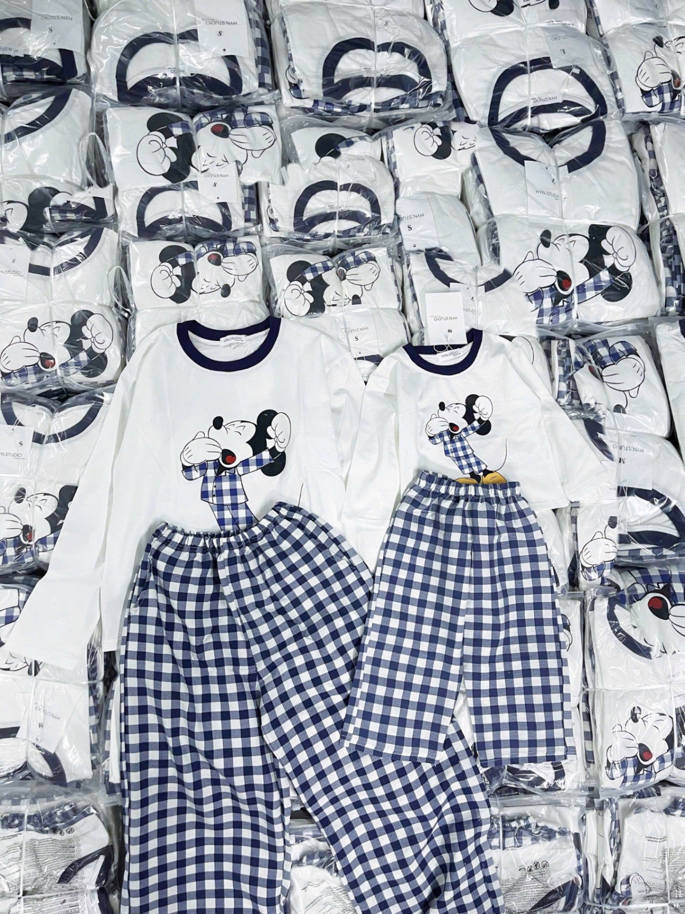 G734 - BỘ ĐÔI MẸ BÉ ÁO TRẮNG MICKEY QUẦN KẺ SUÔNG XANH