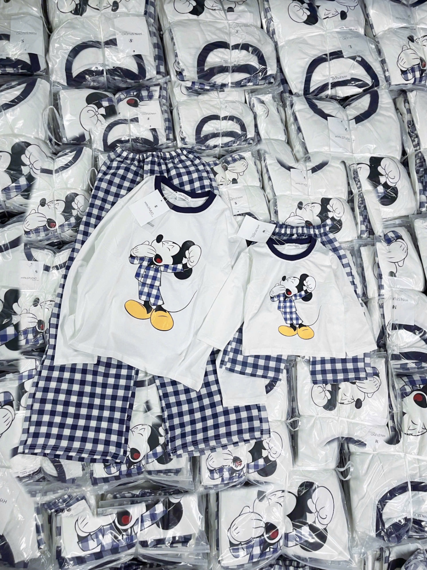 G734 - BỘ ĐÔI MẸ BÉ ÁO TRẮNG MICKEY QUẦN KẺ SUÔNG XANH