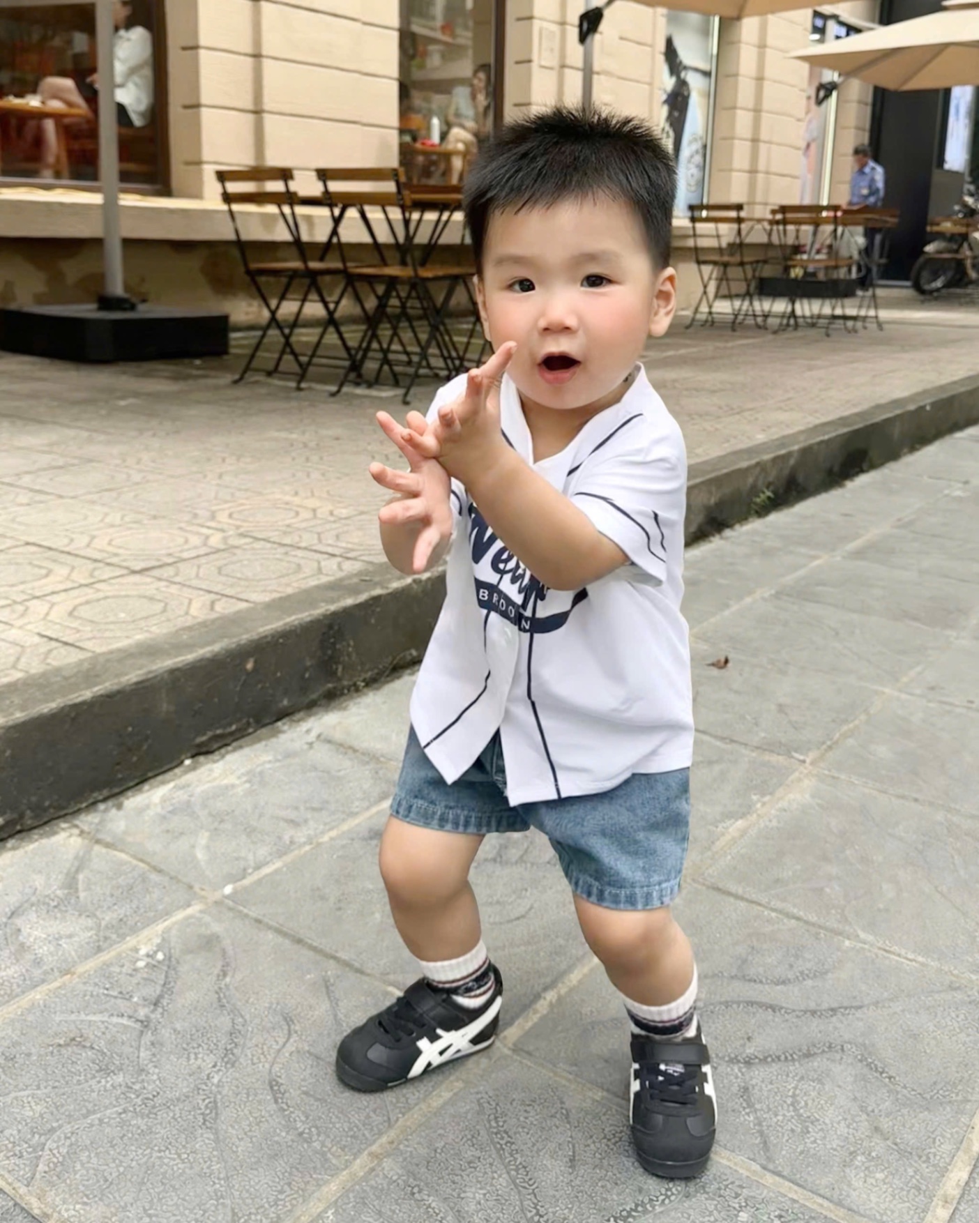 T889 - BỘ ĐÙI BÉ TRAI ÁO TRẮNG CÀI CÚC NEWYORK QUẦN BÒ