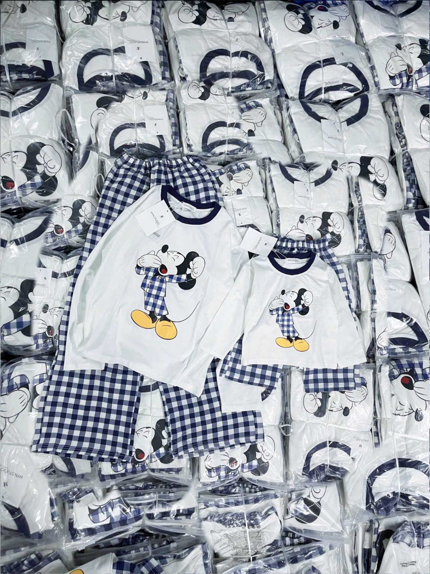G734 - BỘ ĐÔI MẸ BÉ ÁO TRẮNG MICKEY QUẦN KẺ SUÔNG XANH