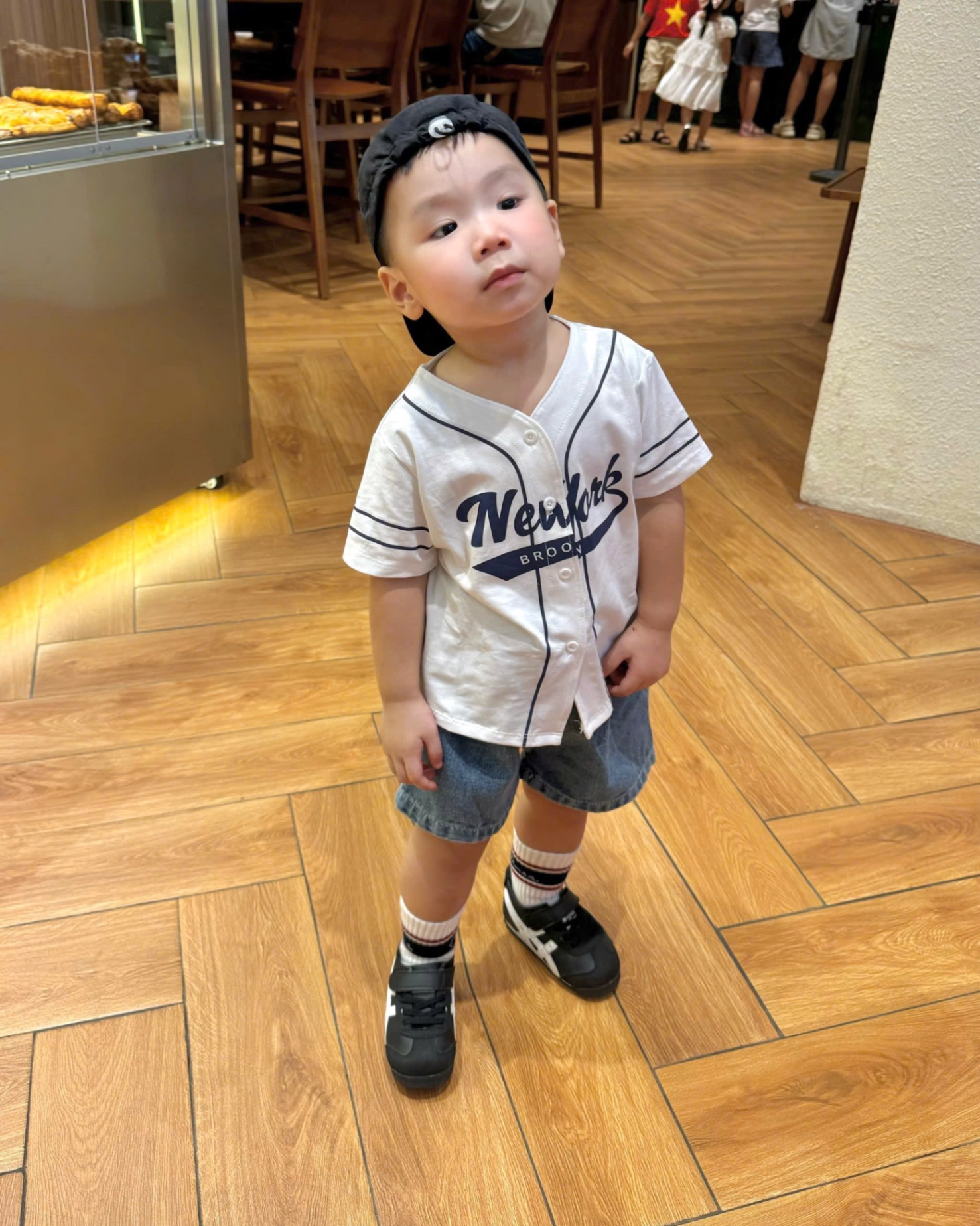 T889 - BỘ ĐÙI BÉ TRAI ÁO TRẮNG CÀI CÚC NEWYORK QUẦN BÒ