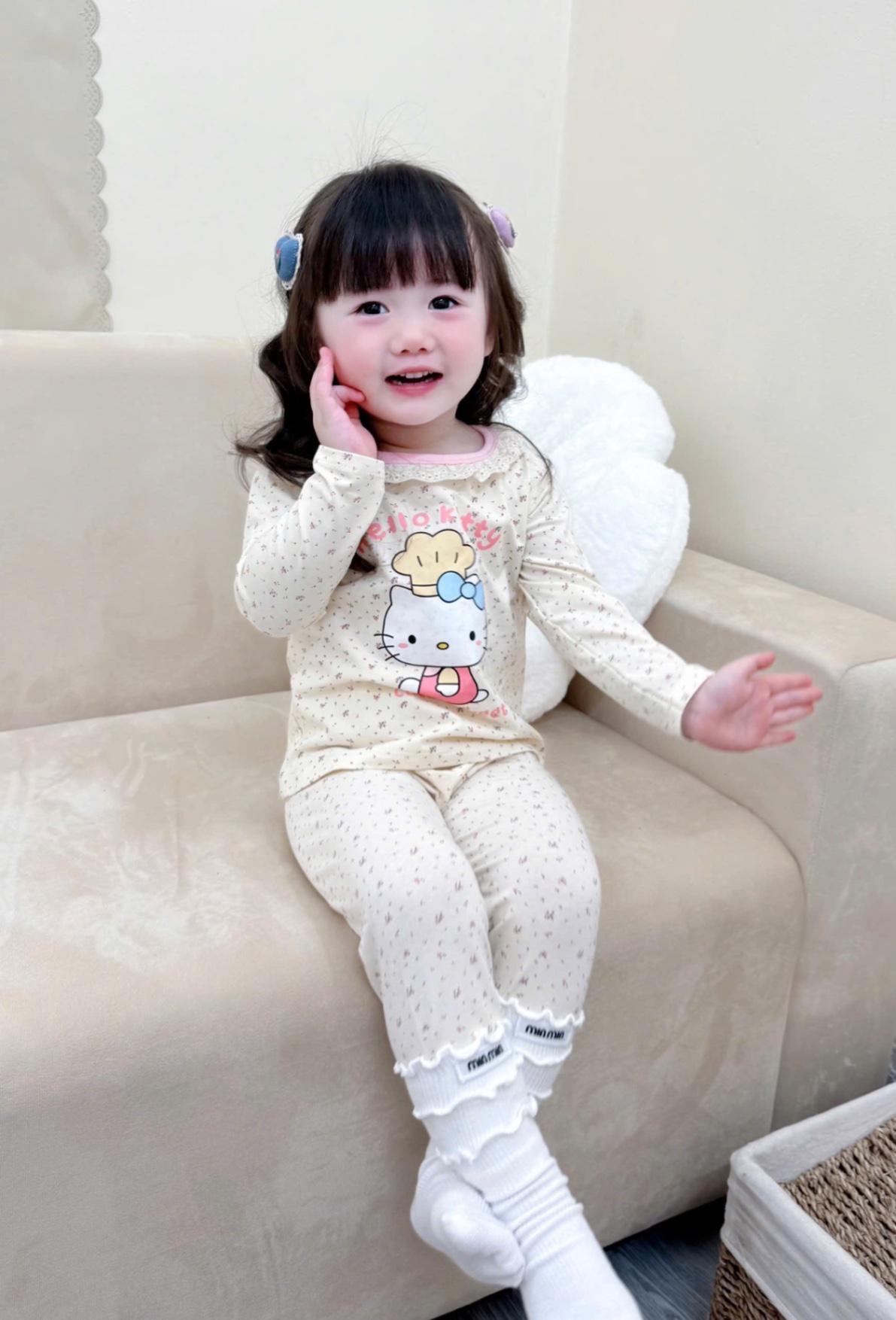 G731 - SET 2 BỘ BÉ GÁI DÀI TAY MÀU BE KITTY HOA CỔ REN