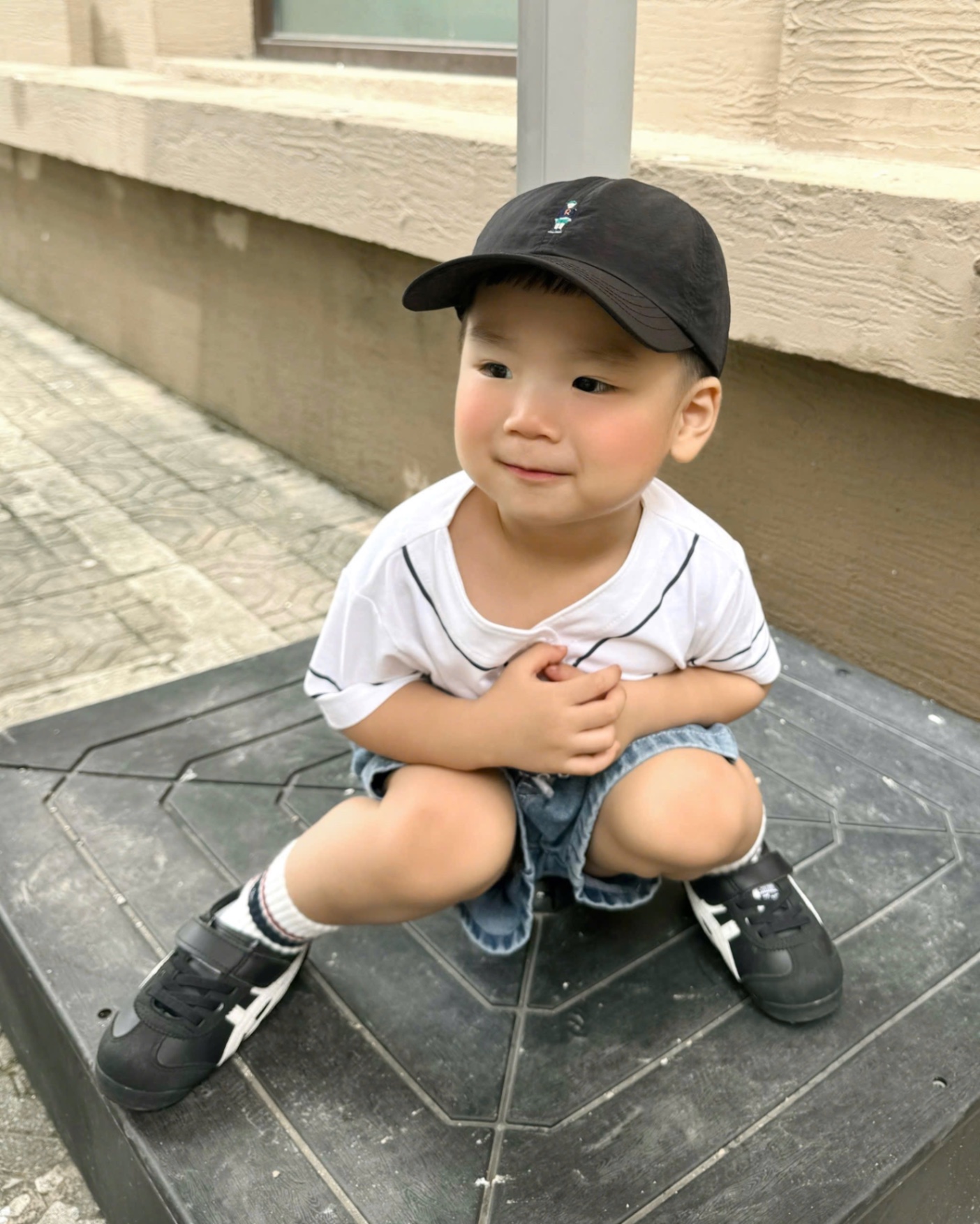 T889 - BỘ ĐÙI BÉ TRAI ÁO TRẮNG CÀI CÚC NEWYORK QUẦN BÒ