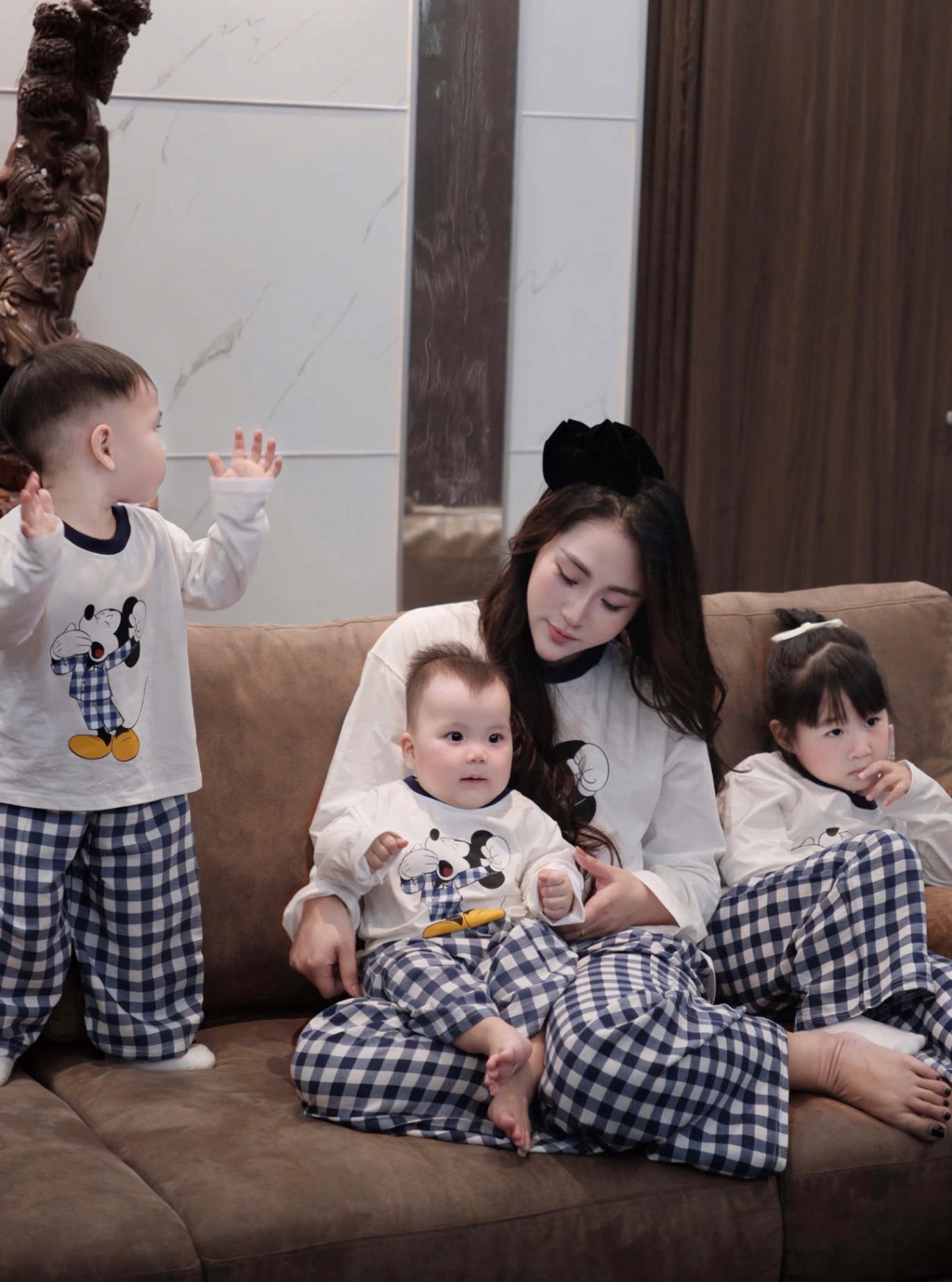 G734 - BỘ ĐÔI MẸ BÉ ÁO TRẮNG MICKEY QUẦN KẺ SUÔNG XANH