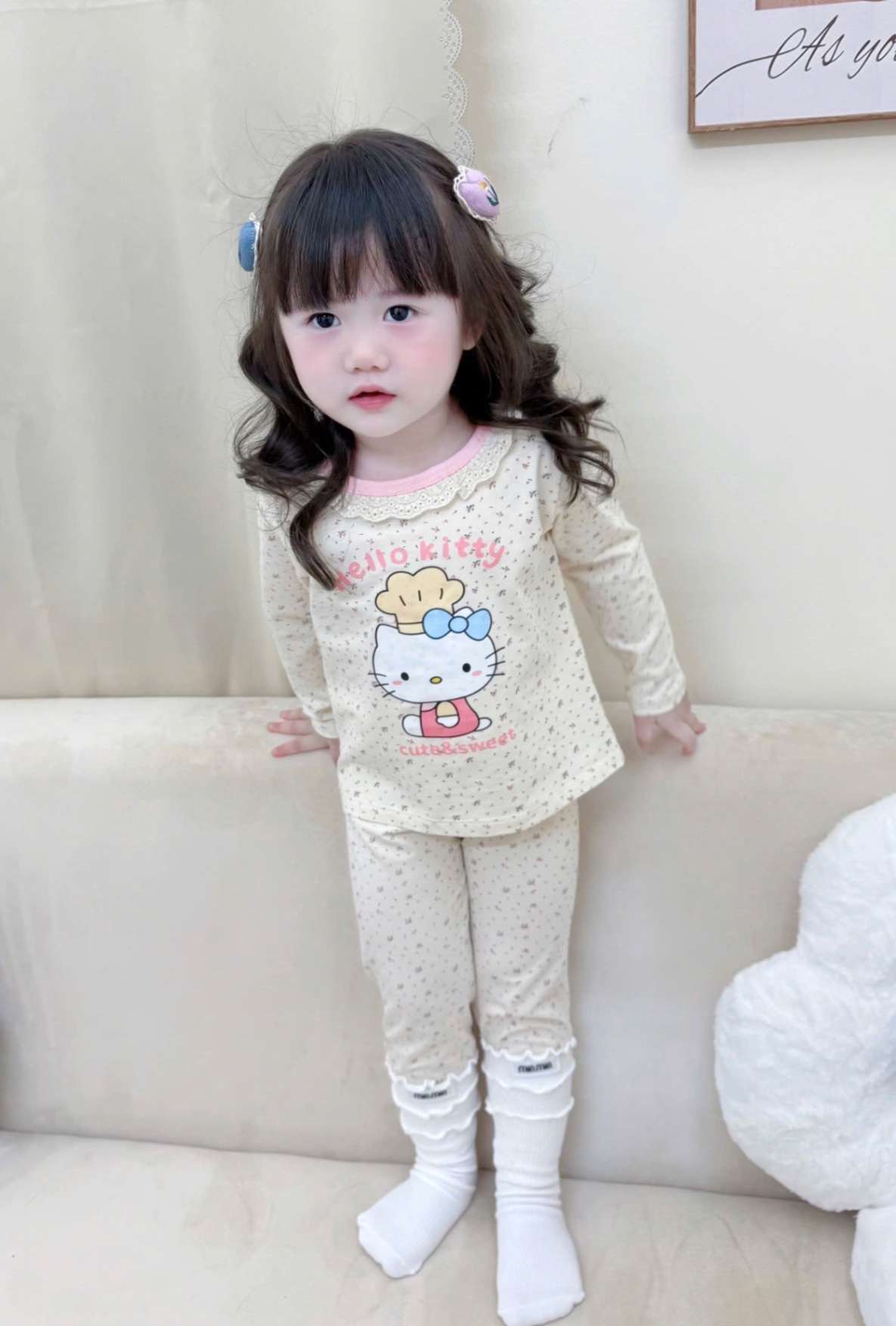 G731 - SET 2 BỘ BÉ GÁI DÀI TAY MÀU BE KITTY HOA CỔ REN