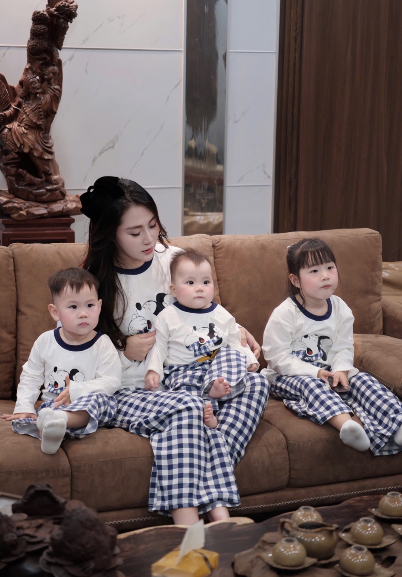 G734 - BỘ ĐÔI MẸ BÉ ÁO TRẮNG MICKEY QUẦN KẺ SUÔNG XANH