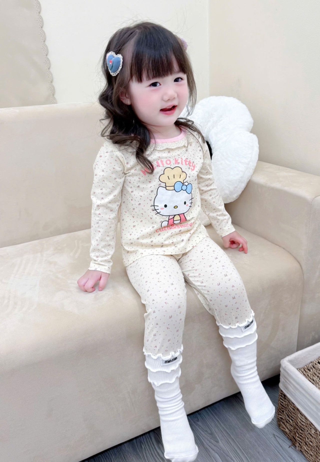 G731 - SET 2 BỘ BÉ GÁI DÀI TAY MÀU BE KITTY HOA CỔ REN