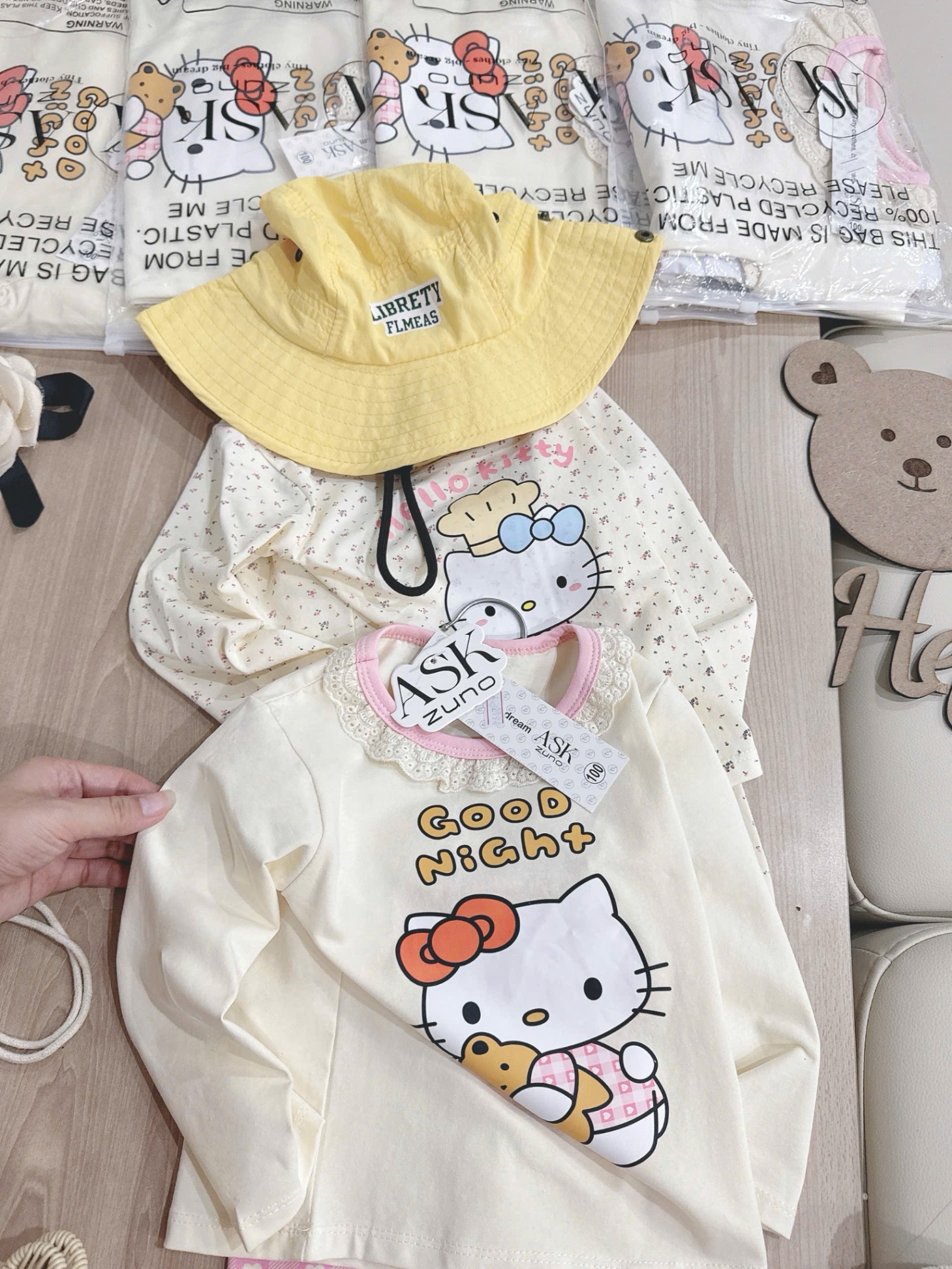 G731 - SET 2 BỘ BÉ GÁI DÀI TAY MÀU BE KITTY HOA CỔ REN