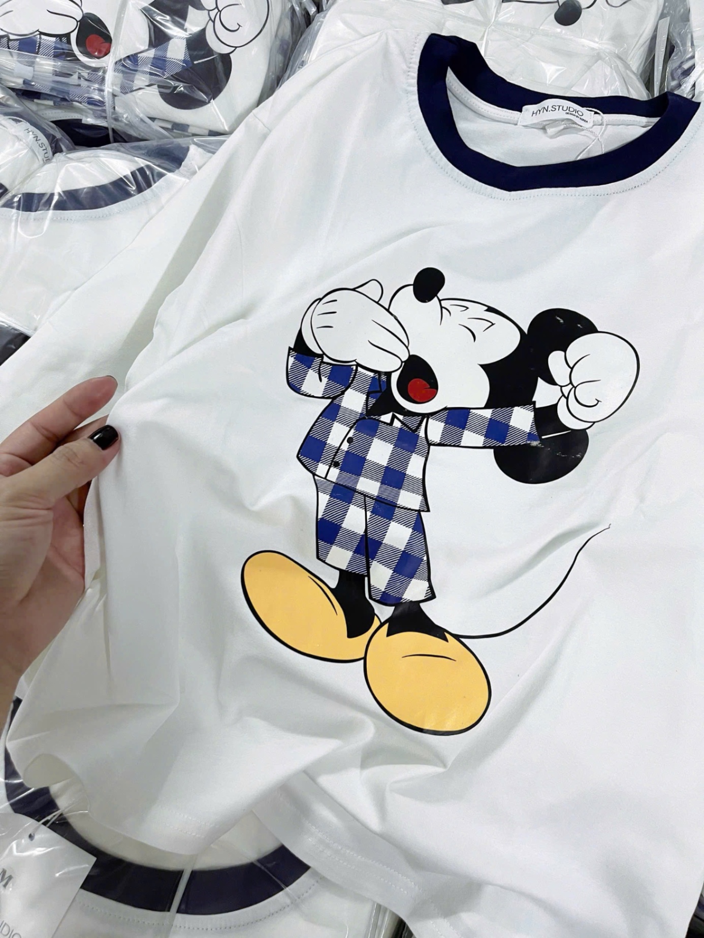 G734 - BỘ ĐÔI MẸ BÉ ÁO TRẮNG MICKEY QUẦN KẺ SUÔNG XANH