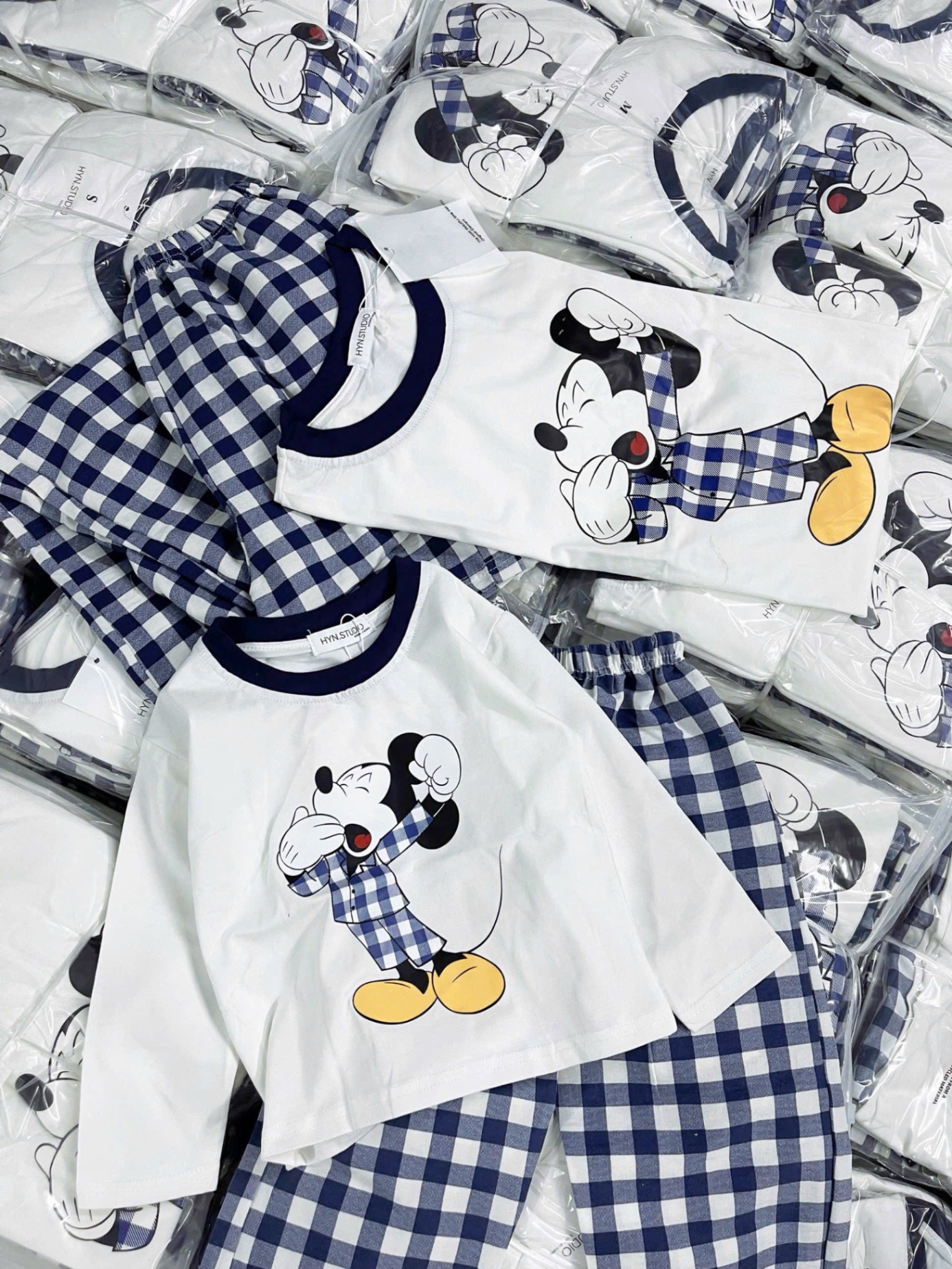G734 - BỘ ĐÔI MẸ BÉ ÁO TRẮNG MICKEY QUẦN KẺ SUÔNG XANH