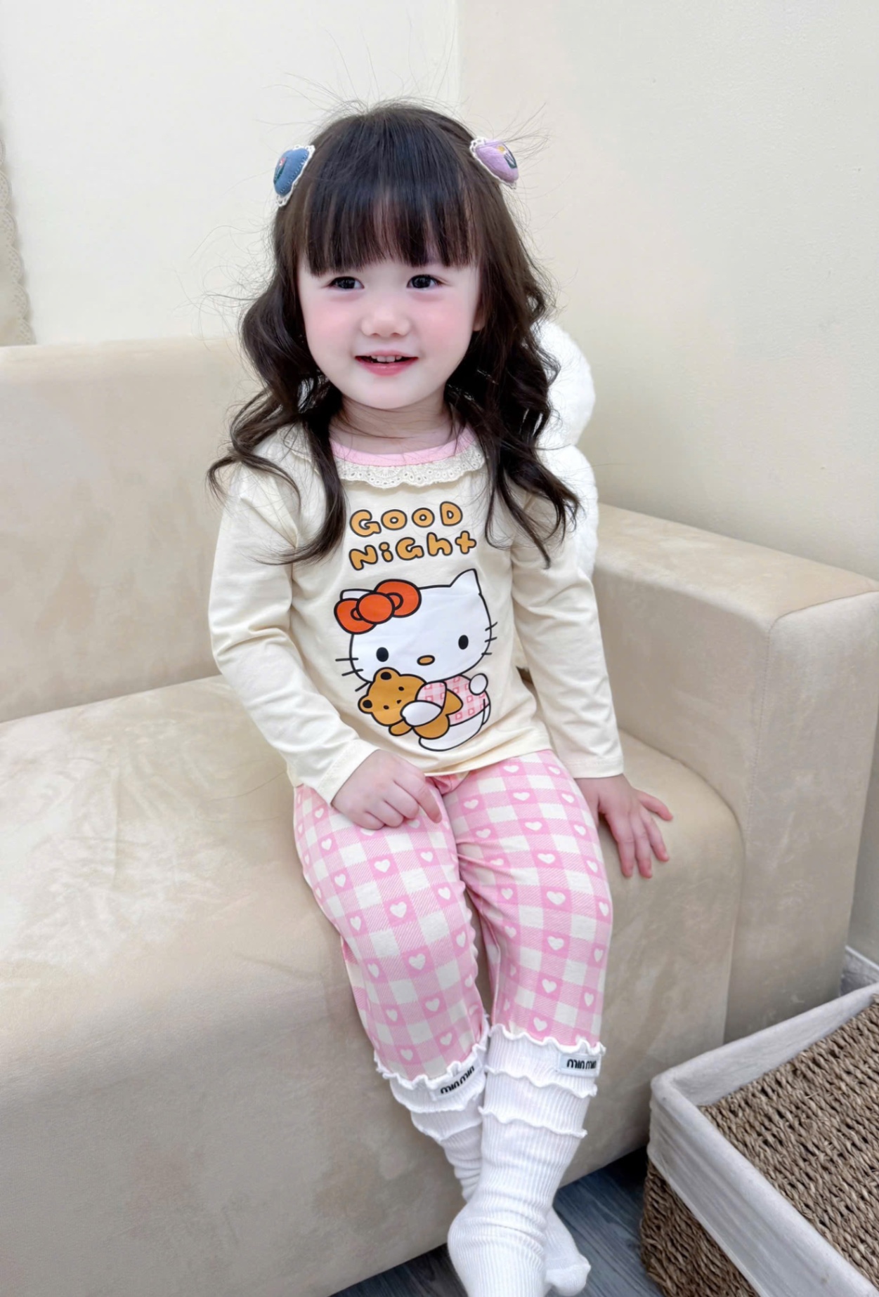 G731 - SET 2 BỘ BÉ GÁI DÀI TAY MÀU BE KITTY HOA CỔ REN