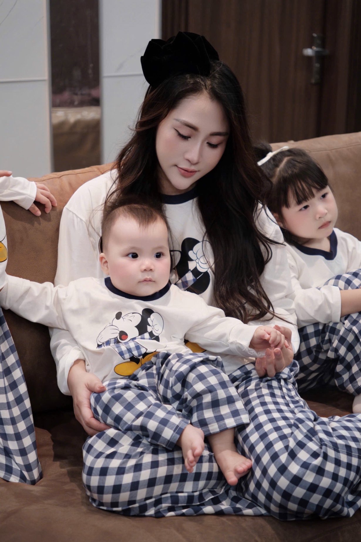 G734 - BỘ ĐÔI MẸ BÉ ÁO TRẮNG MICKEY QUẦN KẺ SUÔNG XANH