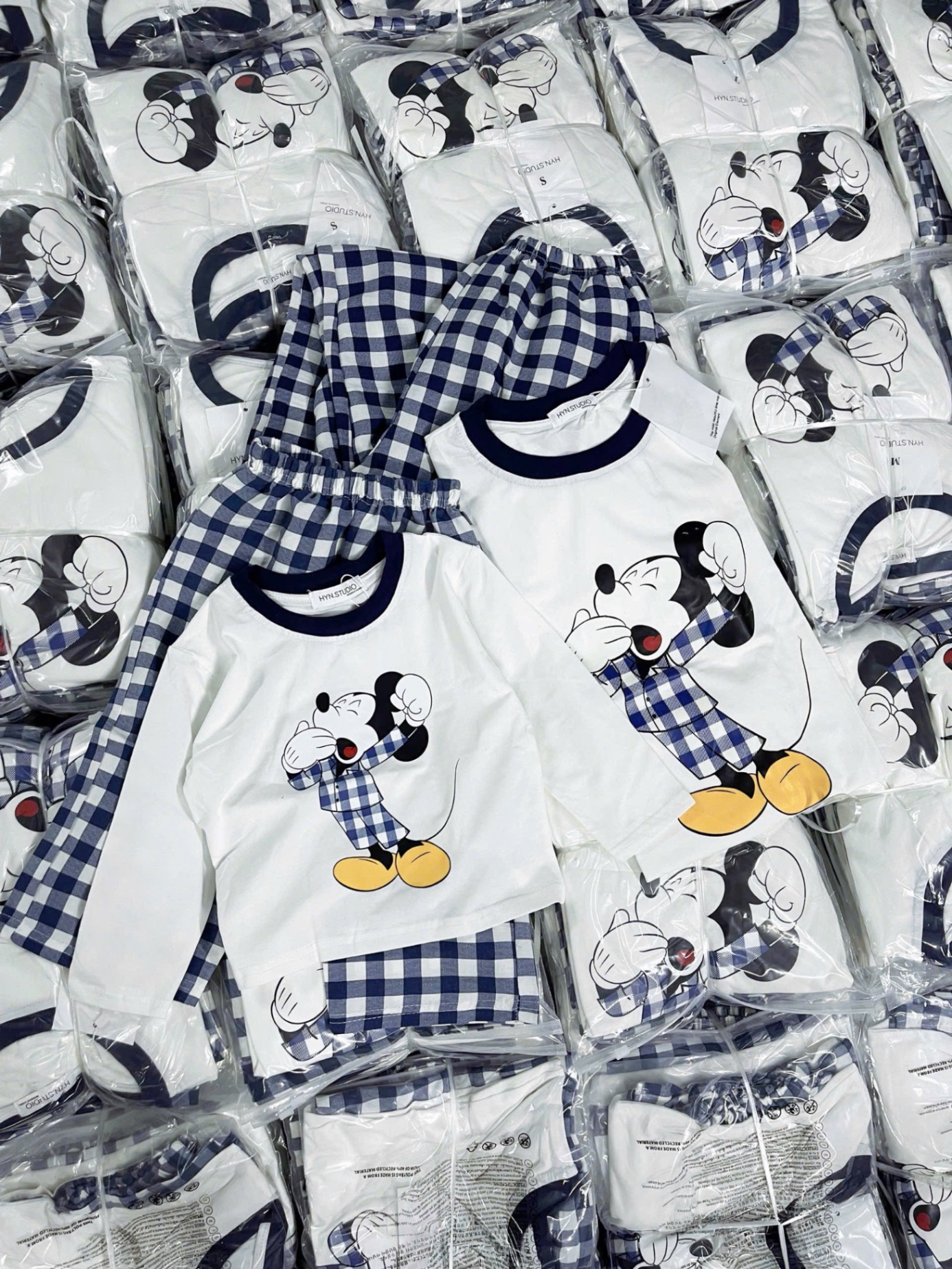 G734 - BỘ ĐÔI MẸ BÉ ÁO TRẮNG MICKEY QUẦN KẺ SUÔNG XANH